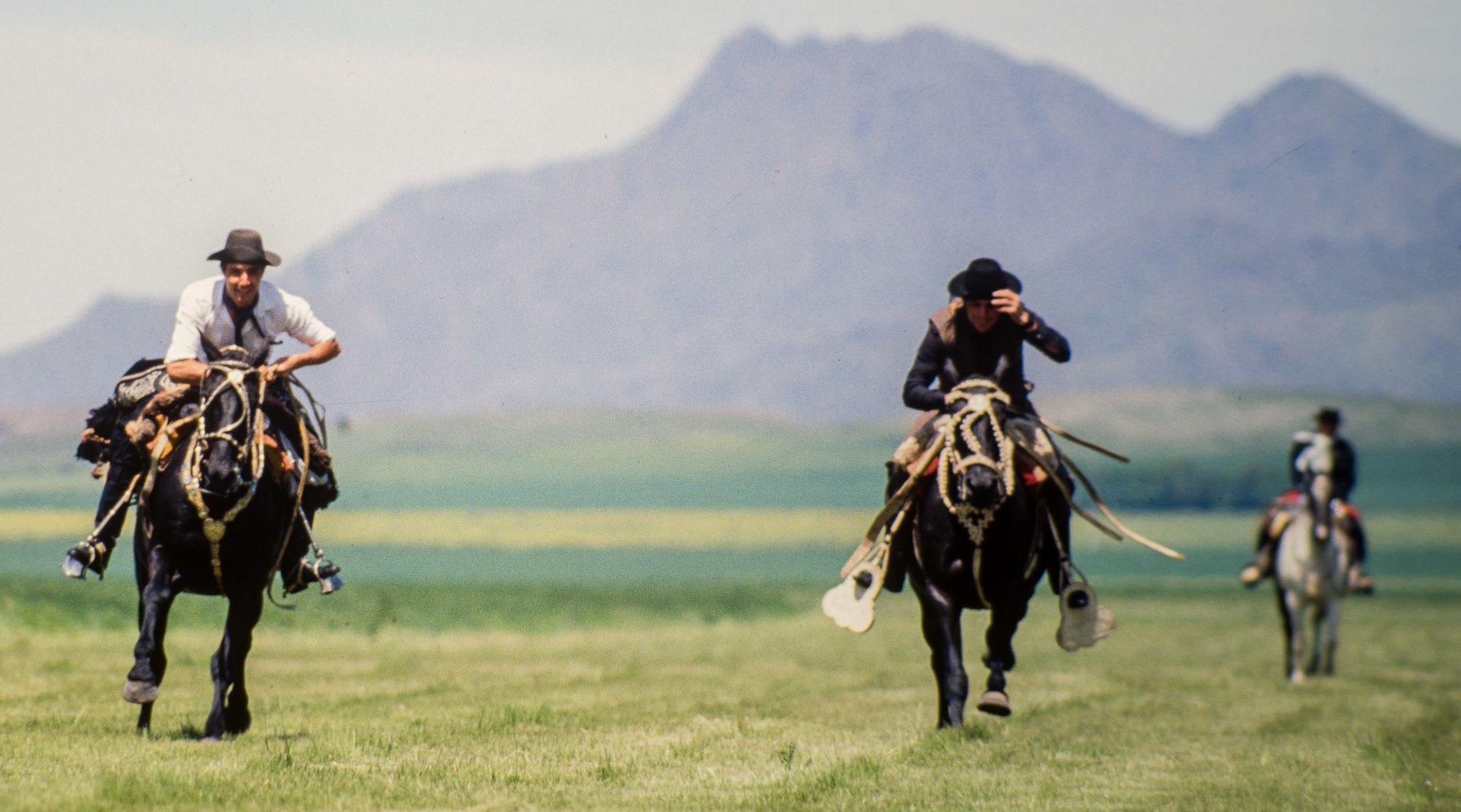 Français installés depuis un siècle et demi. Gauchos au galop devant la Sierra Cura Malal.