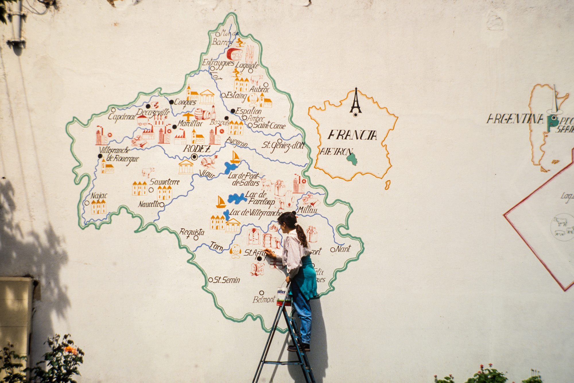 Français installés depuis un siècle et demi. Mur de la Société française avec la carte de l'Aveyron.
