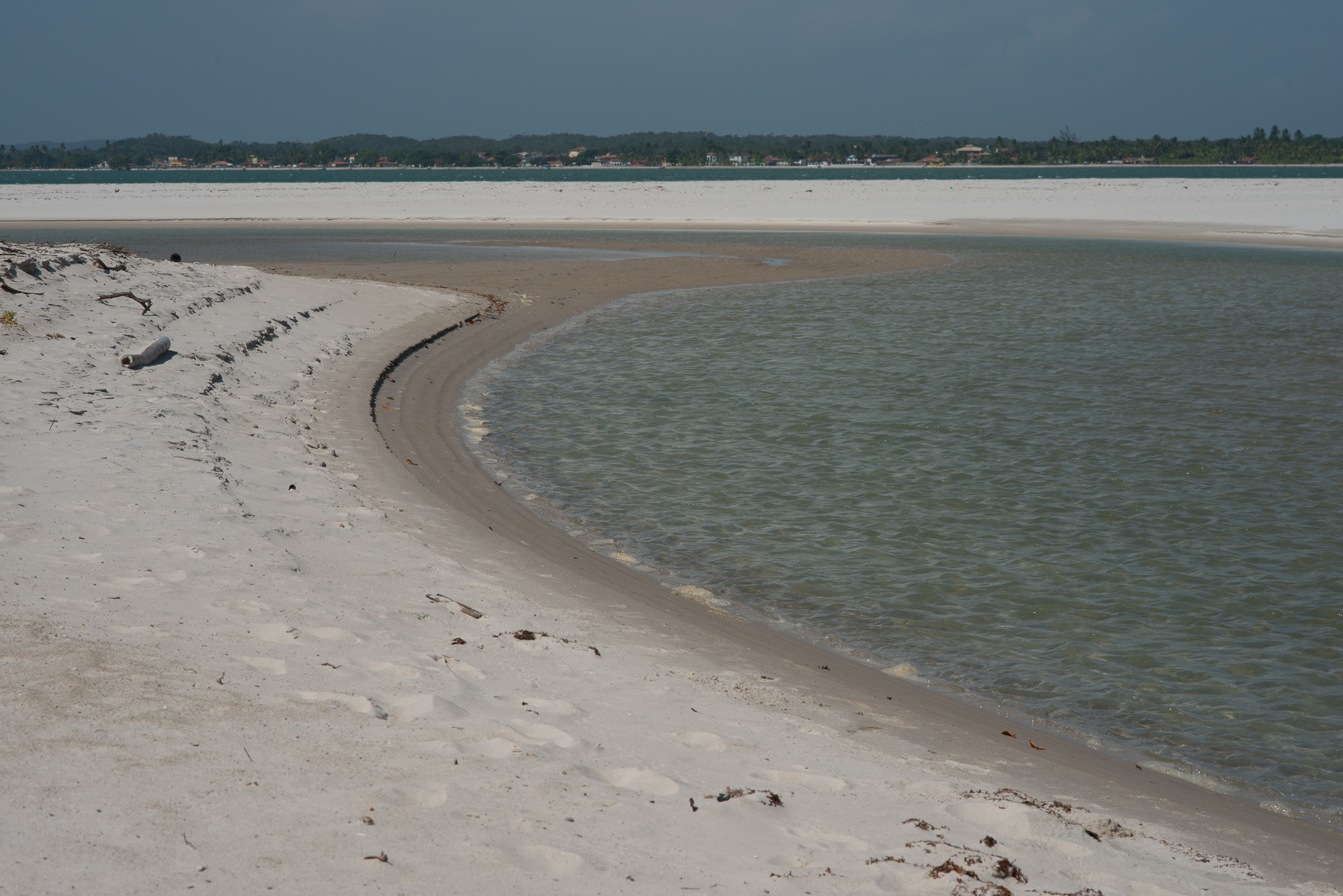 Plage des amoureux, sur la langue de sable face à l'hôtel Privilège de Marco à Cacha Pregos.