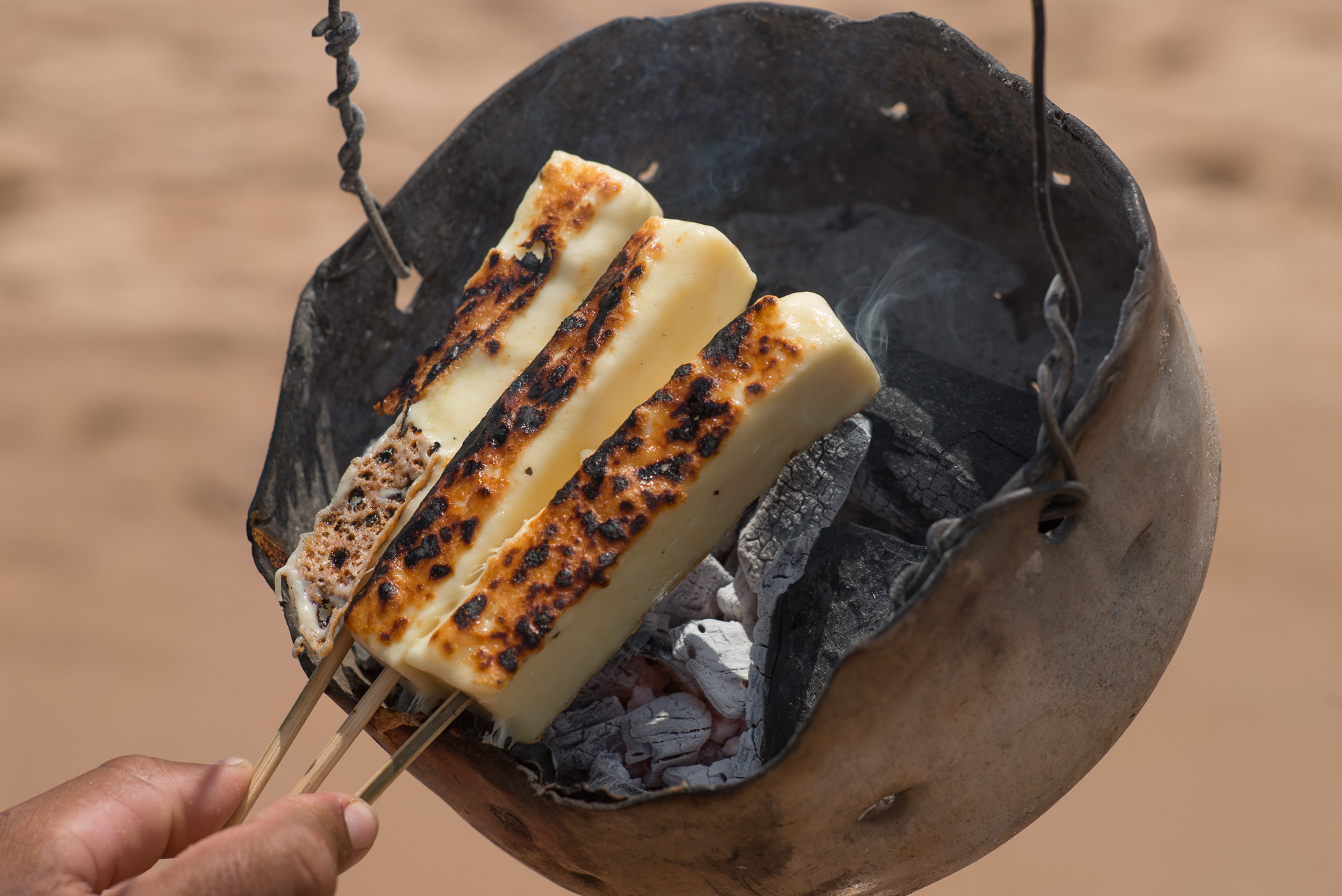 Barra Grande Plage de Taipù de Fora. Vendeur de reiquejon quente. Fromage braisé sur barbecue.