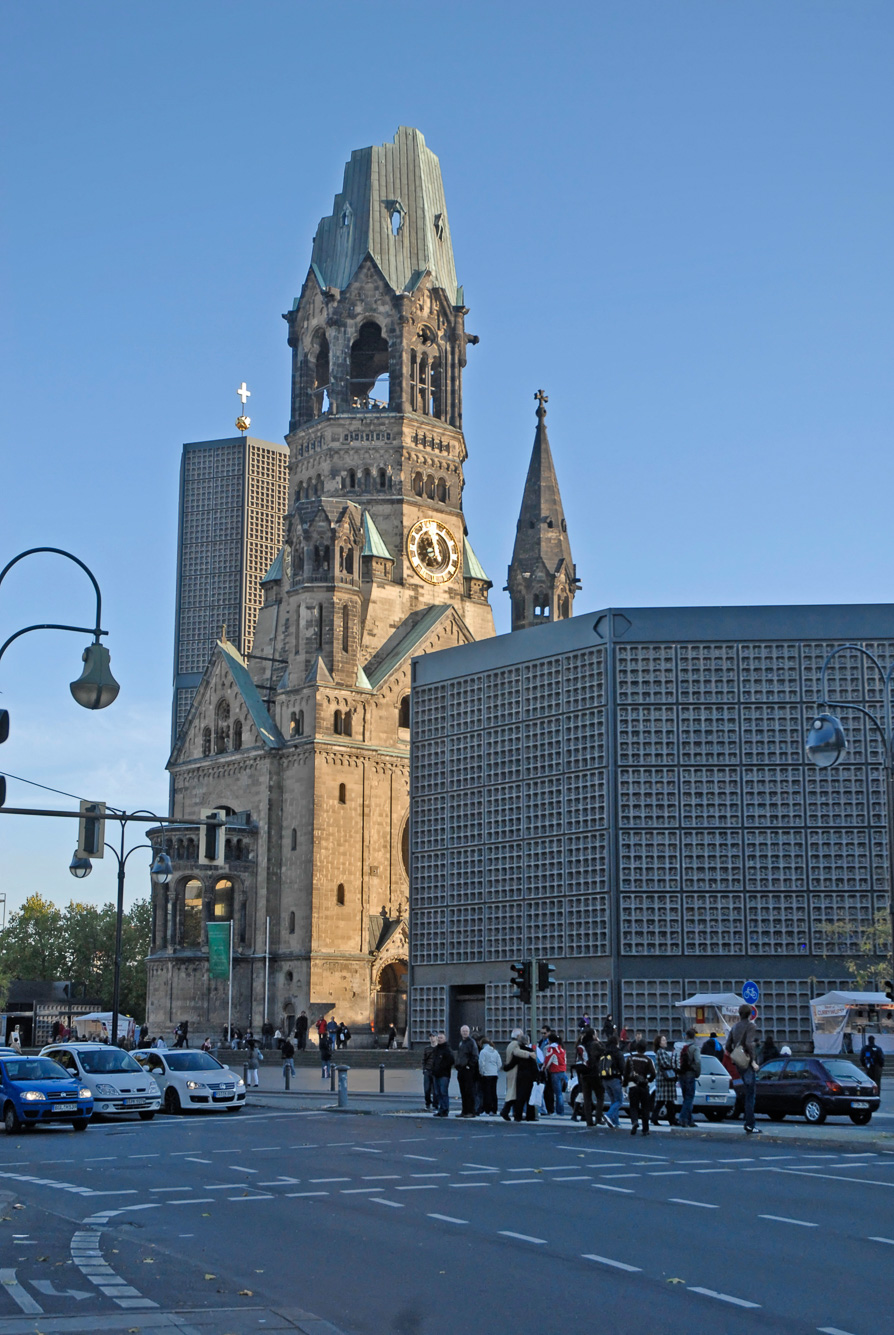 parc zoologique église du Souvenir avec son clocher appelé la Dent Creuse