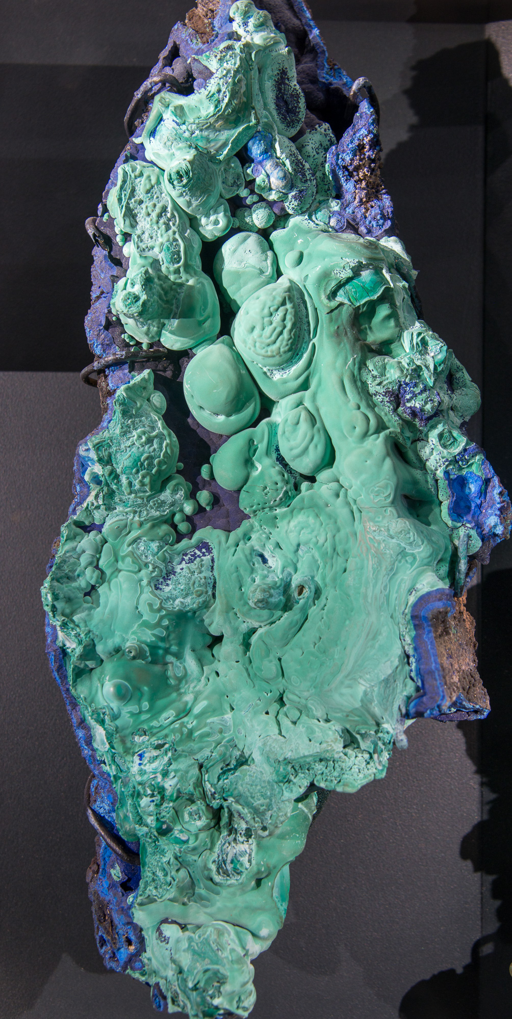 Minerai de malachite extrait du sous-sol et présenté dans les vitrines du Mining & Historical Museum
