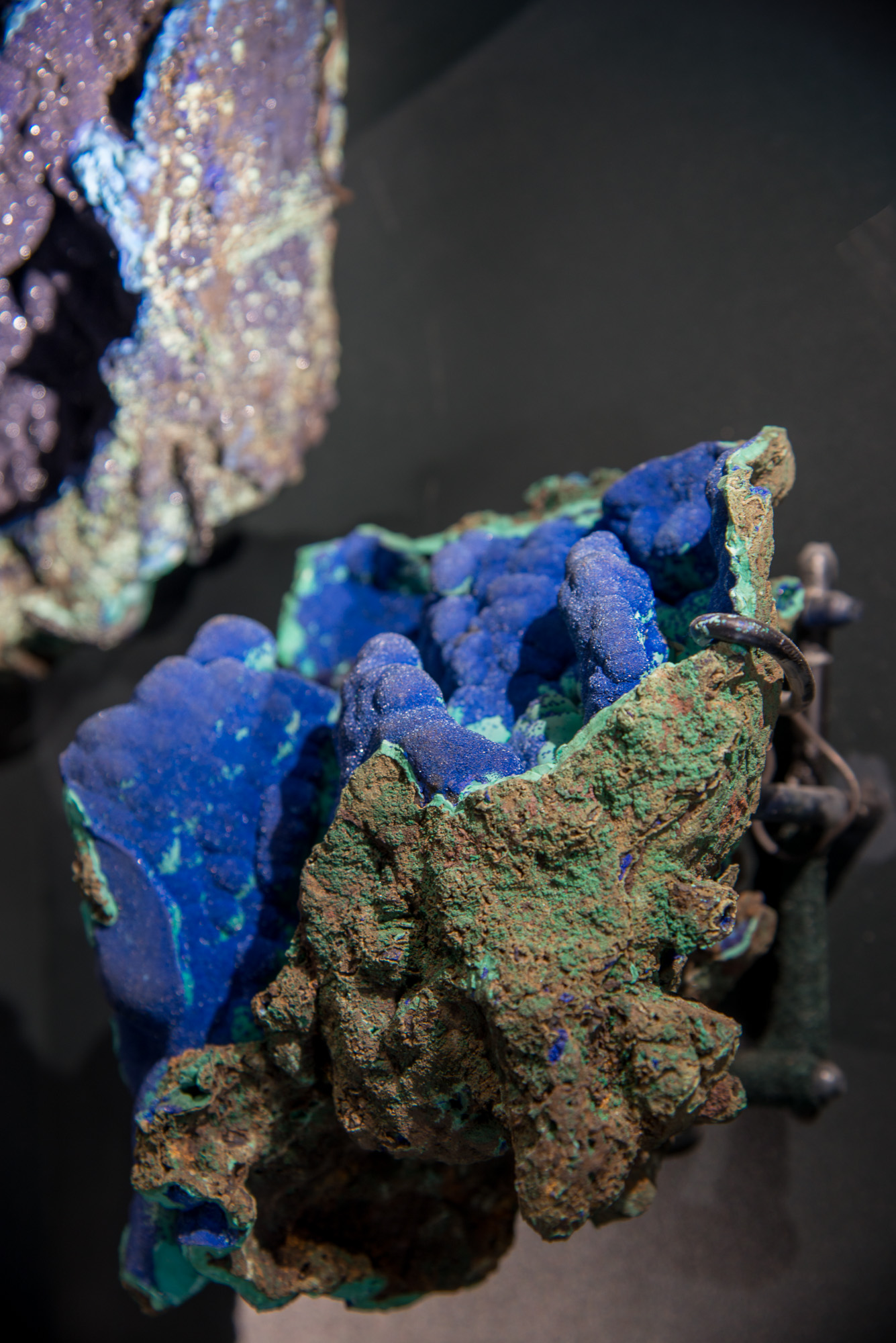 Minerai d'azurite (bleu) entouré de malachite (vert) extrait du sous-sol et présenté dans les vitrines du Mining & Historical Museum