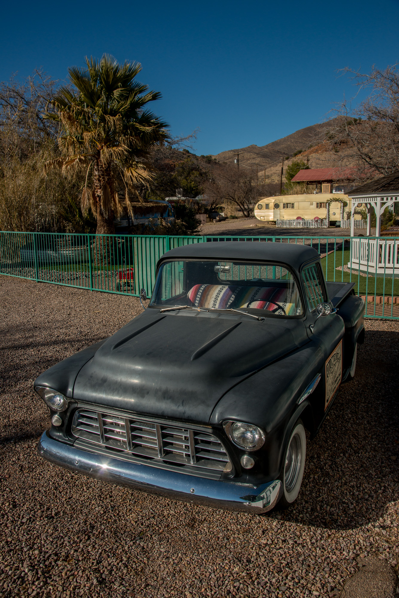 Shady Dell Trailer Park. Une voiture de collection et en arrière-plan, une caravane des années 60.