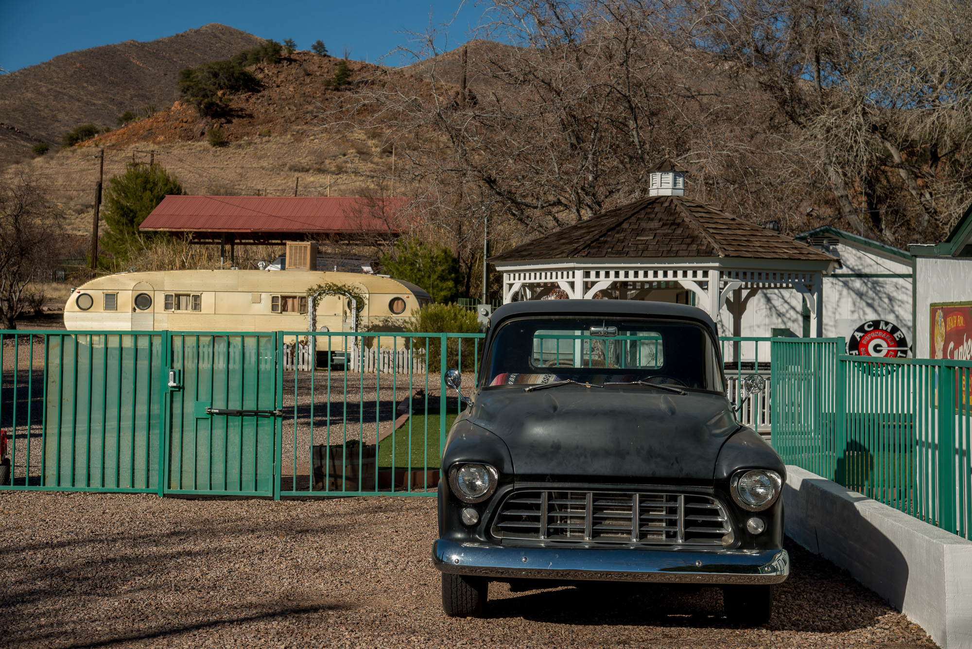 Shady Dell Trailer Park. Un pick-up de collection et en arrière-plan, une caravane des années 60.