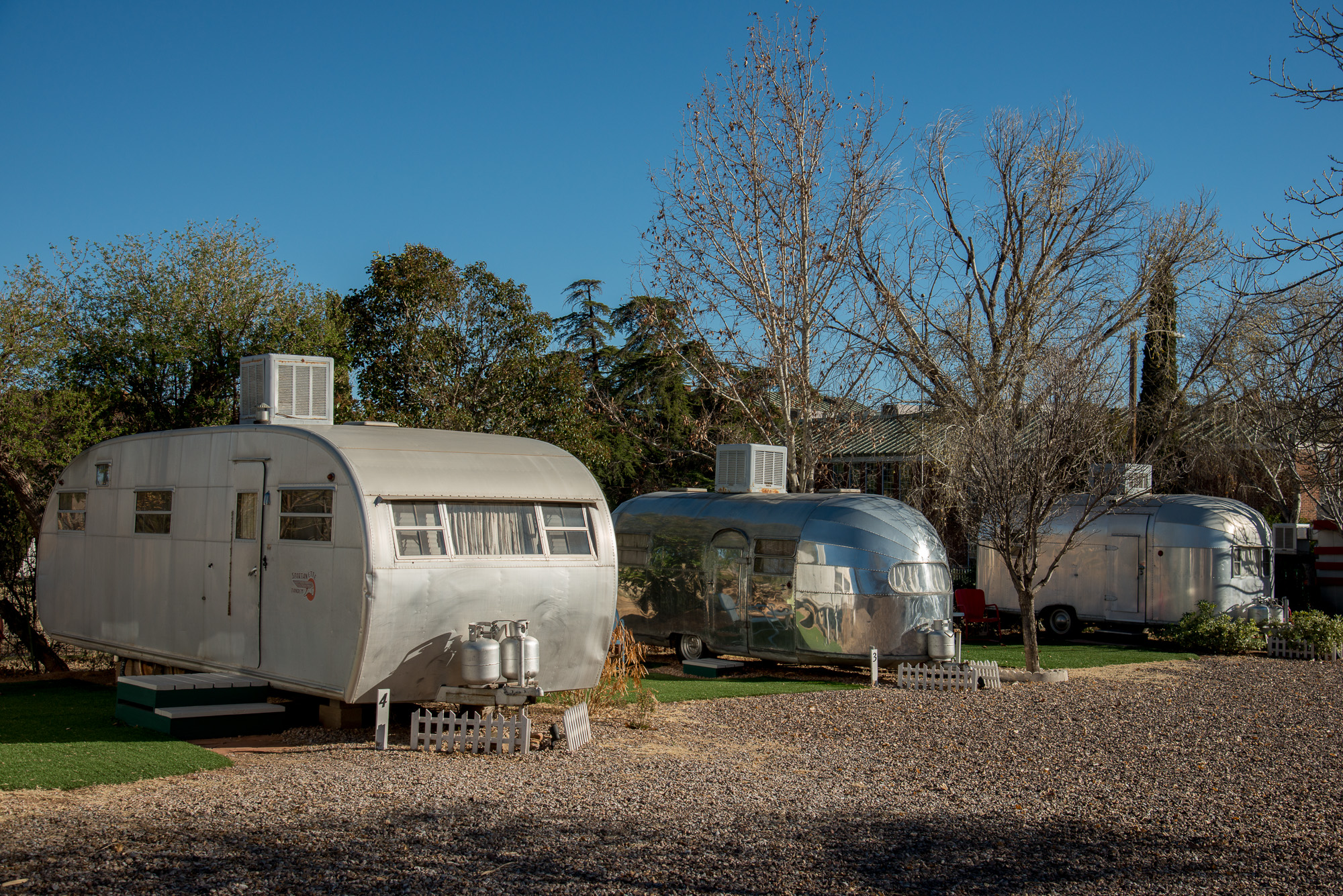 Air-stream  en location dans le Shady Dell Trailer Park. Les Air-stream ont été contruits avec les surplus d'aluminium provenant de l'armée de l'air US, après la Guerre du Pacfique.