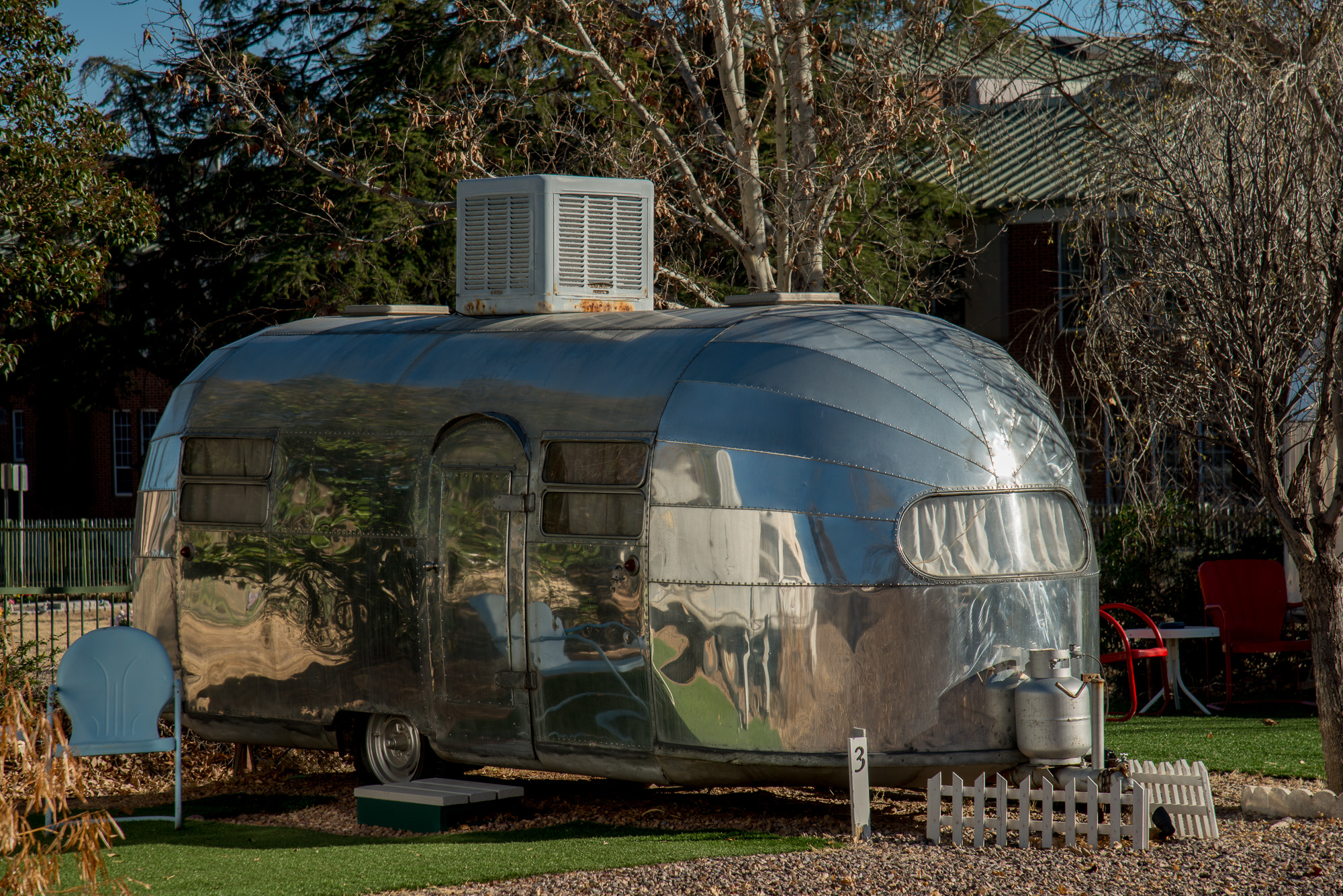 Air-stream  en location dans le Shady Dell Trailer Park. Les Air-stream ont été contruits avec les surplus d'aluminium provenant de l'armée de l'air US, après la Guerre du Pacfique.