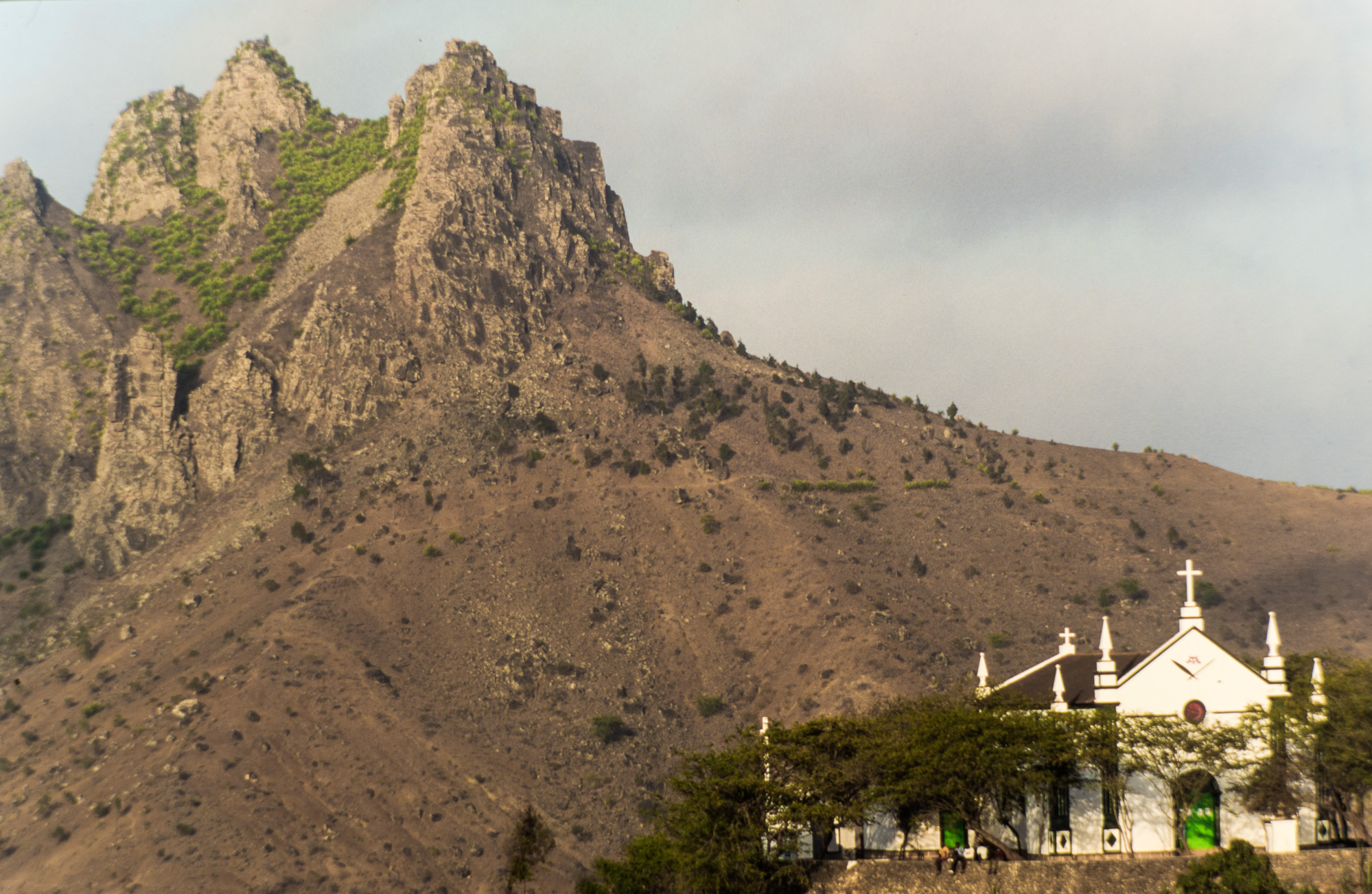 Boa Entrada. L'église s'est nichée à hauteur des montagnes.