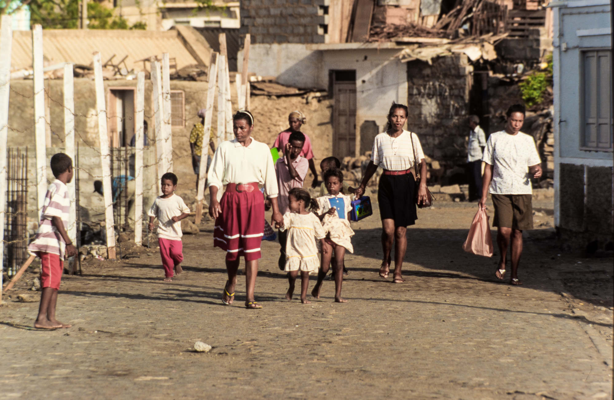 Praïa. Au petit matin, les adultes vont au travail et les enfants à l'école.