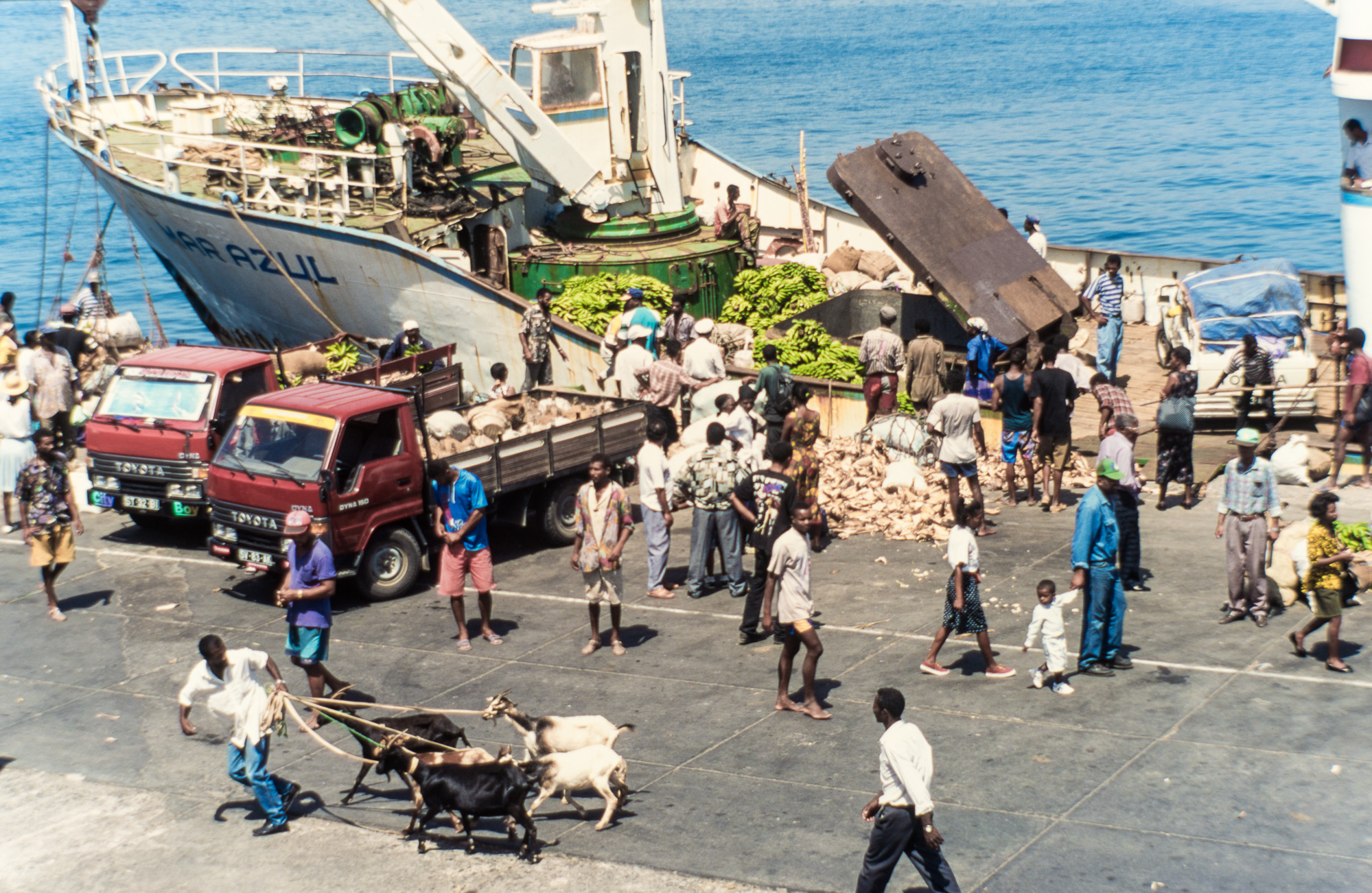 Porto Novo. Le port de commerce. Ce bateau est en train d'être chargé pour amener sa cargaison à Mindelo