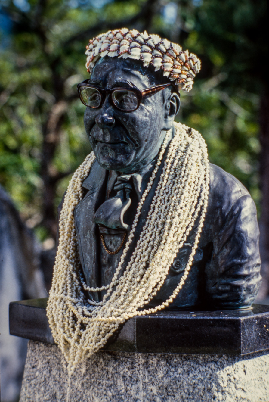 Rarotonga. Statue devant l'église de Avarau