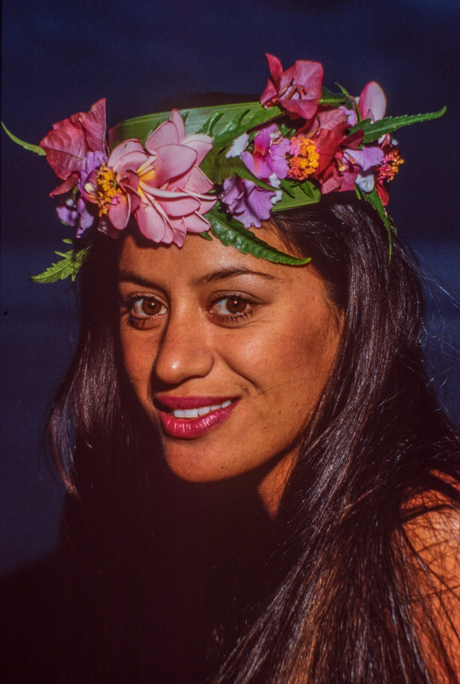 Rarotonga. Coucher de soleil sur les Black Rocks. Tania, une jeune polynésienne.