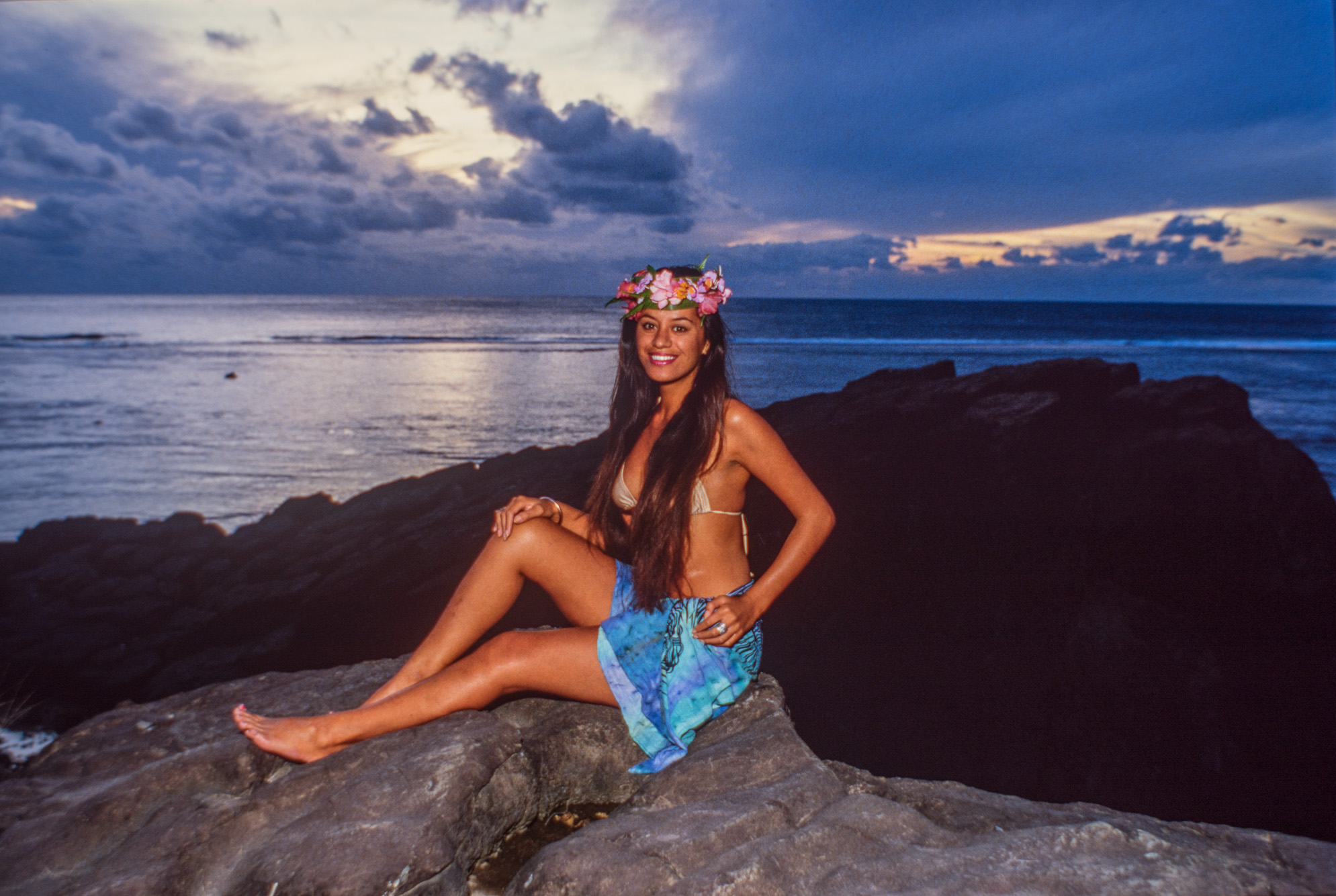 Rarotonga. Coucher de soleil sur les Black Rocks. Tania, une jeune polynésienne.