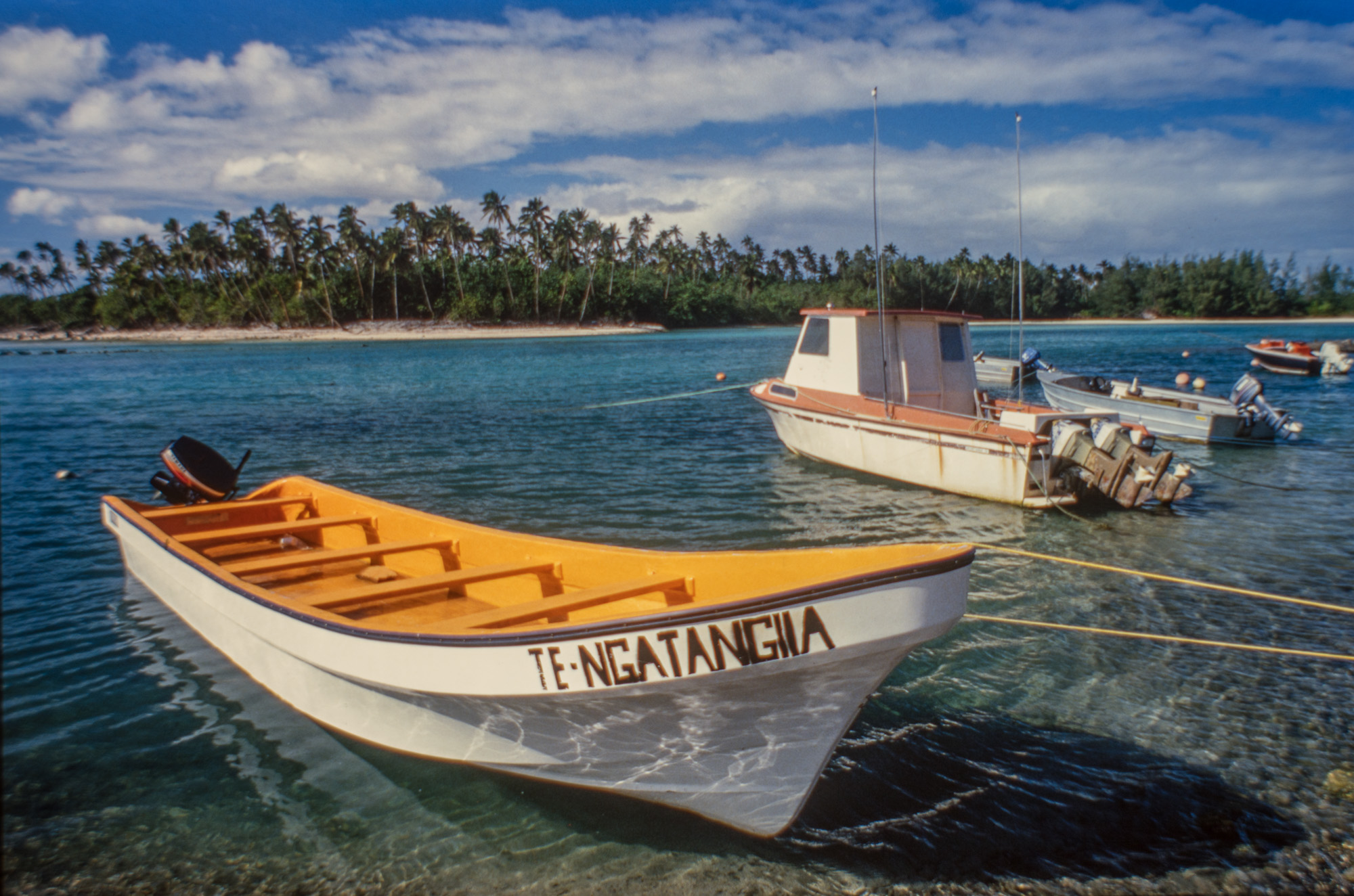 Rarotonga. Ngatanglis Harbour, le port et l'île.