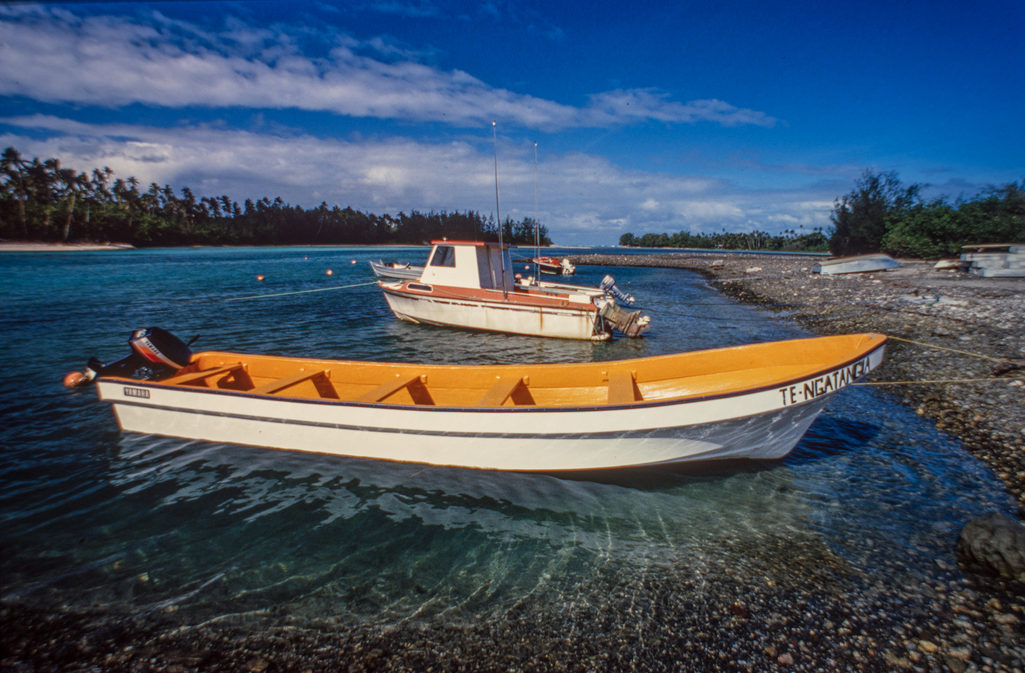 Rarotonga. Ngatanglis Harbour, le port et l'île.