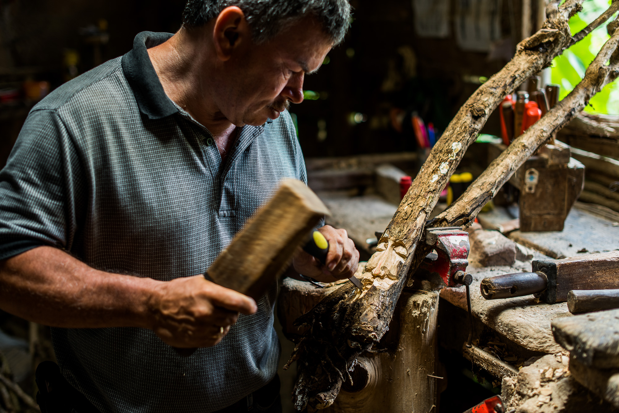 Orosi. Casa del Sonador. Atelier du sculpteur sur bois de caféier, Hermes Quesada, le fils du célèbre artiste régional Macedonio Quesada..