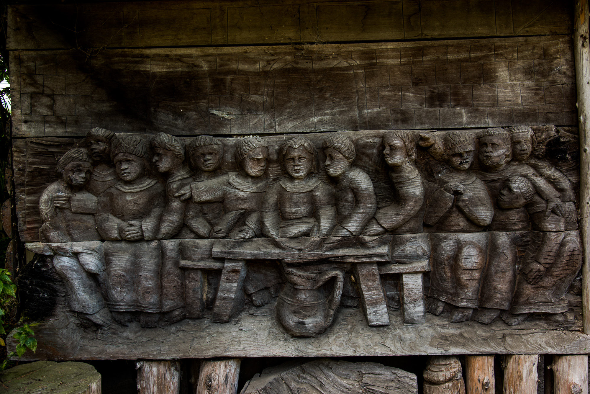 Orosi. Casa del Sonador. Atelier du sculpteur sur bois de caféier, Hermes Quesada, le fils du célèbre artiste régional Macedonio Quesada..