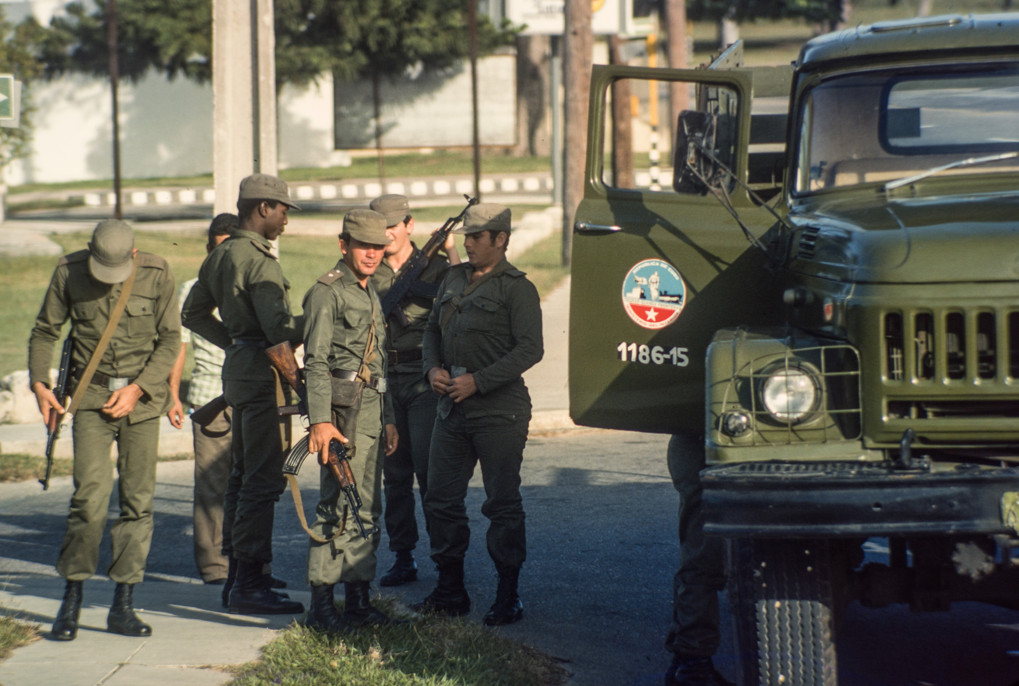 Militaires en faction.