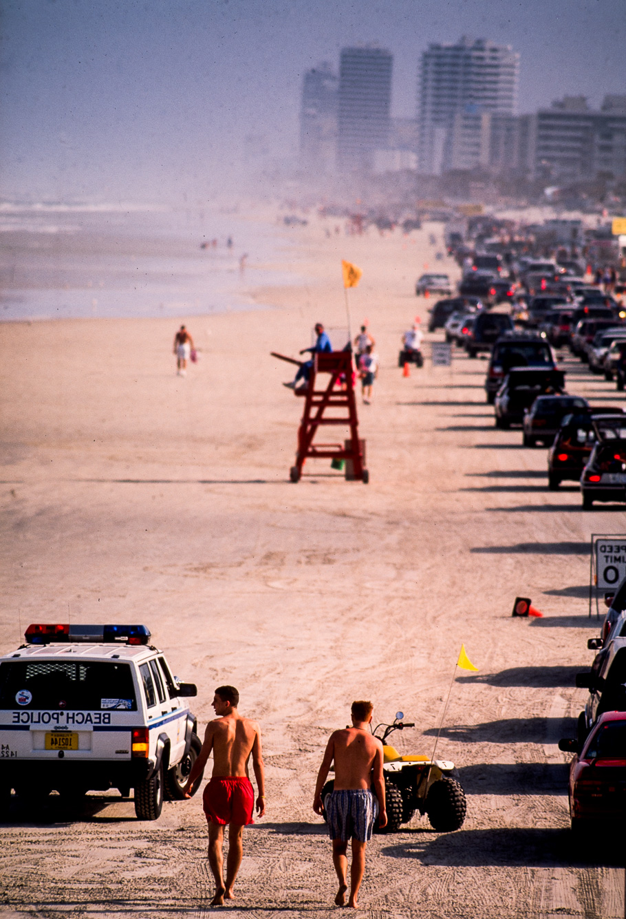 Au moment du "Spring break" les jeunes floridiens s'en donnent à cœur joie. Les véhicules les p^lus anachroniques ont le droit de circuler sur l'immense  plage de Daytona.