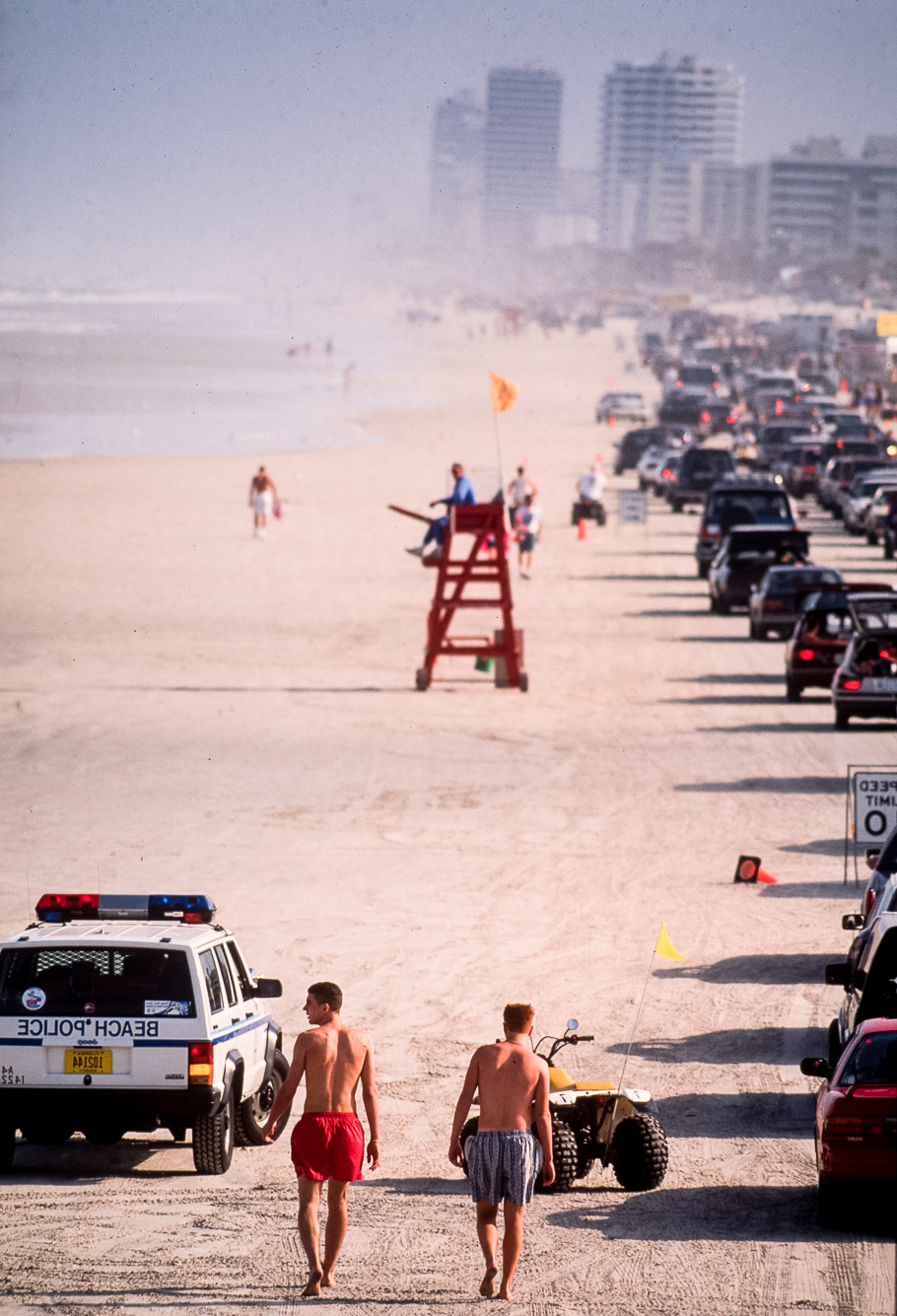 Au moment du "Spring break" les jeunes floridiens s'en donnent à cœur joie. Les véhicules les p^lus anachroniques ont le droit de circuler sur l'immense  plage de Daytona.