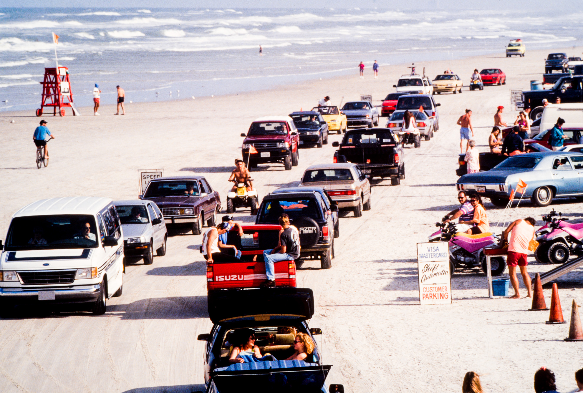 Au moment du "Spring break" les jeunes floridiens s'en donnent à cœur joie. Les véhicules les p^lus anachroniques ont le droit de circuler sur l'immense  plage de Daytona.