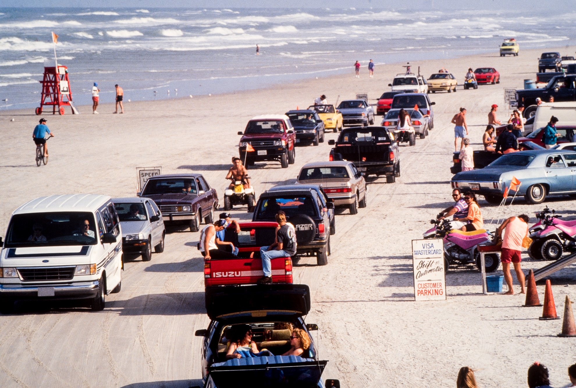 Au moment du "Spring break" les jeunes floridiens s'en donnent à cœur joie. Les véhicules les p^lus anachroniques ont le droit de circuler sur l'immense  plage de Daytona.