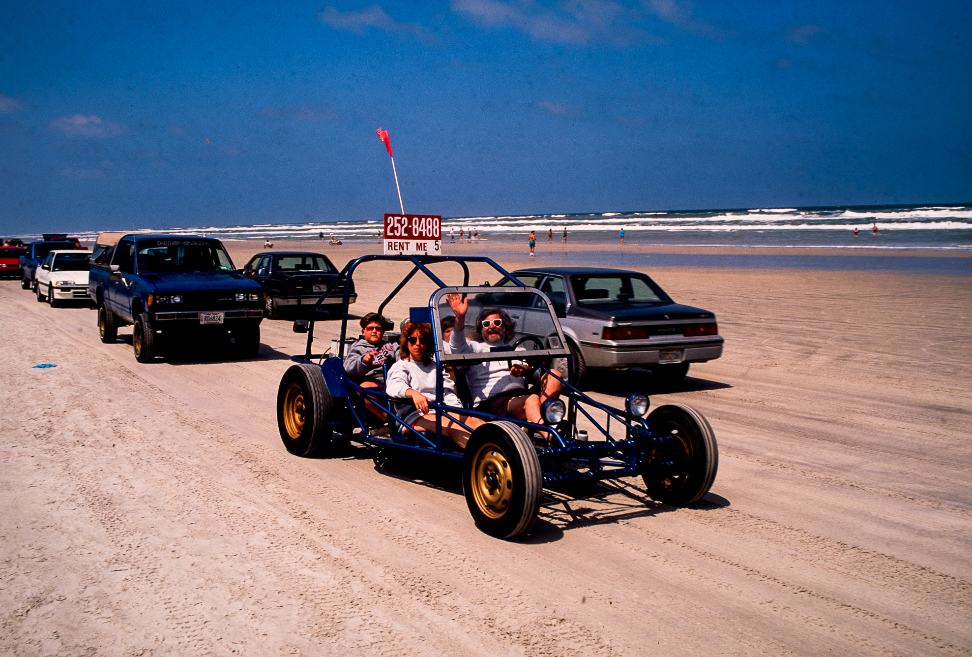 Au moment du "Spring break" les jeunes floridiens s'en donnent à cœur joie. Les véhicules les p^lus anachroniques ont le droit de circuler sur l'immense  plage de Daytona.