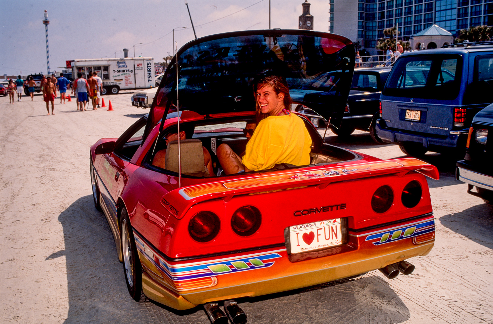 Au moment du "Spring break" les jeunes floridiens s'en donnent à cœur joie. Les véhicules les p^lus anachroniques ont le droit de circuler sur l'immense  plage de Daytona.