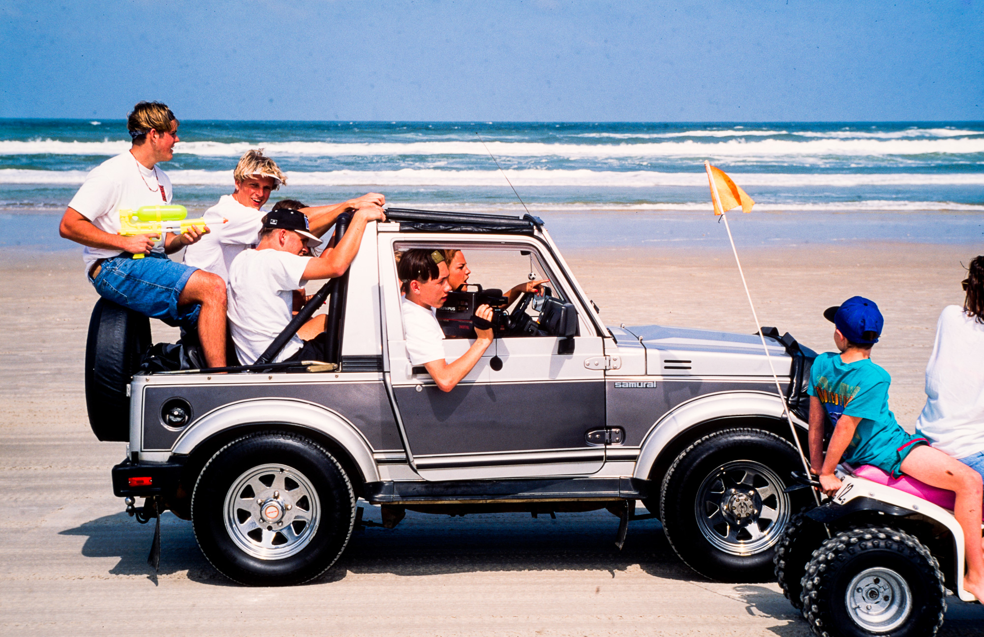 Au moment du "Spring break" les jeunes floridiens s'en donnent à cœur joie. Les véhicules les p^lus anachroniques ont le droit de circuler sur l'immense  plage de Daytona.