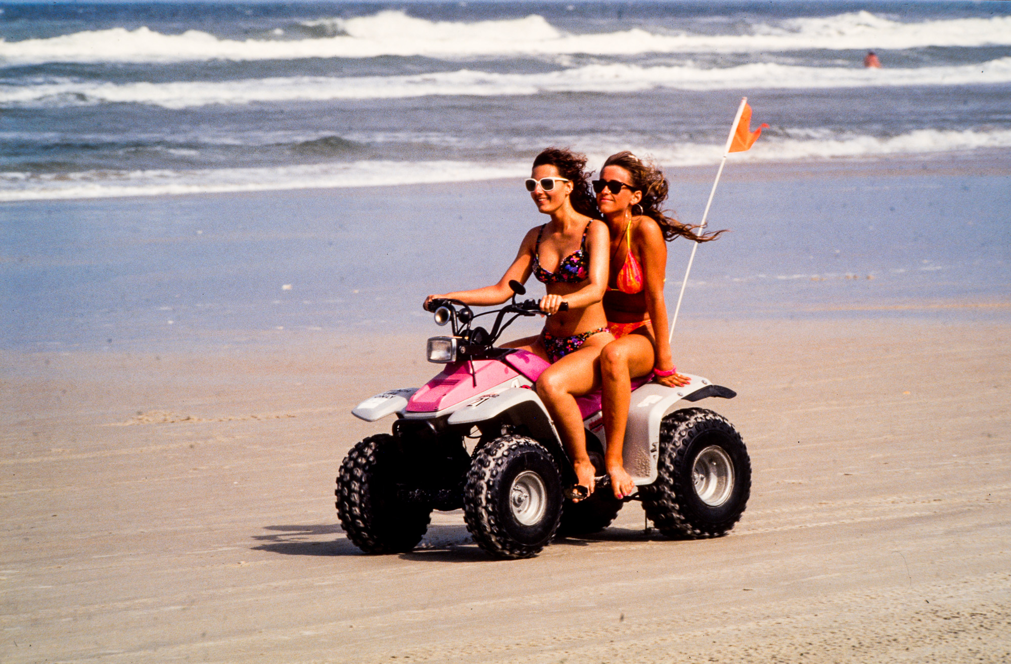 Au moment du "Spring break" les jeunes floridiens s'en donnent à cœur joie. Les véhicules les p^lus anachroniques ont le droit de circuler sur l'immense  plage de Daytona.