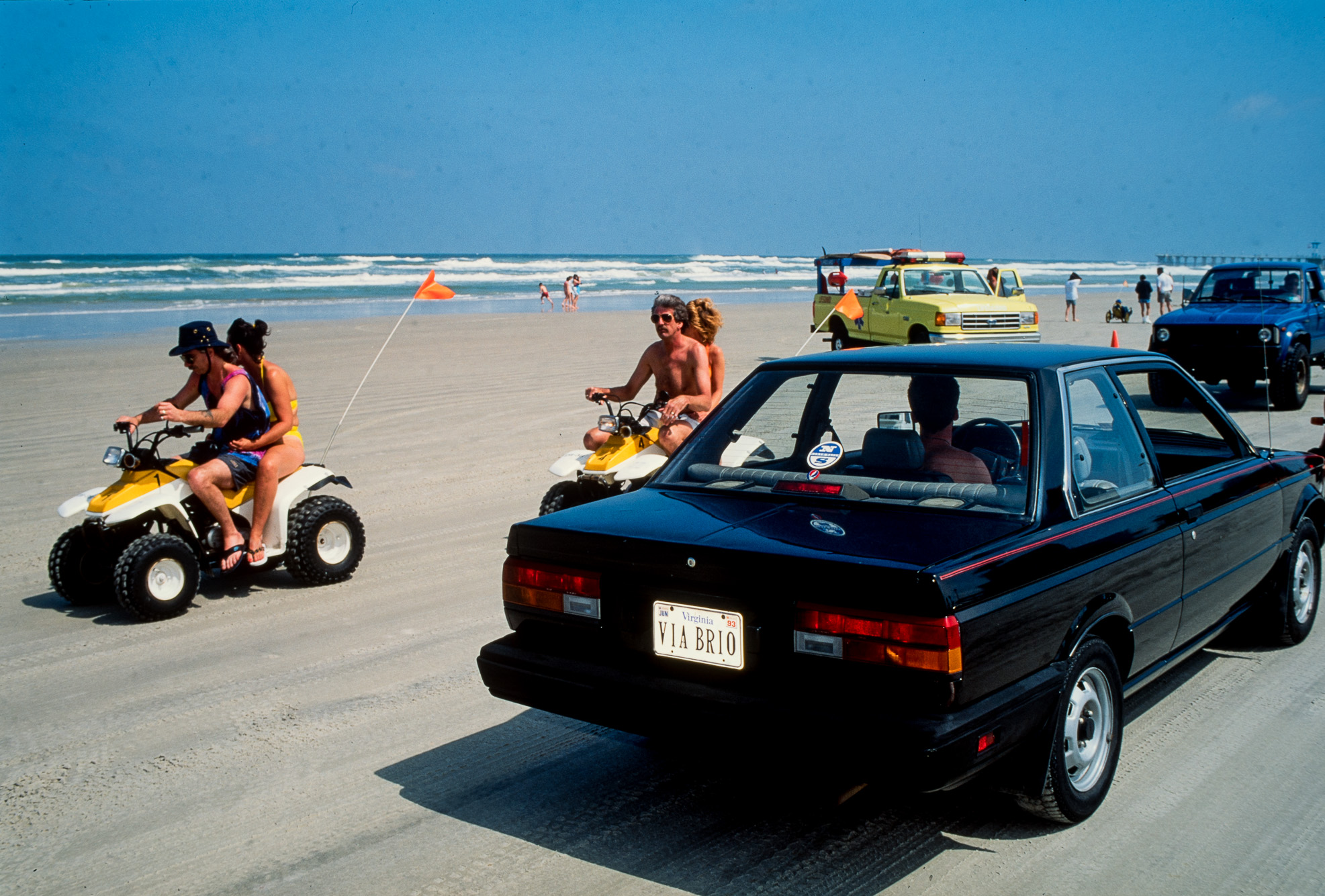 Au moment du "Spring break" les jeunes floridiens s'en donnent à cœur joie. Les véhicules les p^lus anachroniques ont le droit de circuler sur l'immense  plage de Daytona.