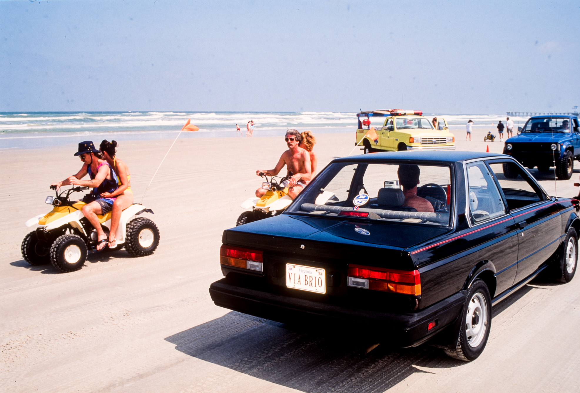 Au moment du "Spring break" les jeunes floridiens s'en donnent à cœur joie. Les véhicules les p^lus anachroniques ont le droit de circuler sur l'immense  plage de Daytona.