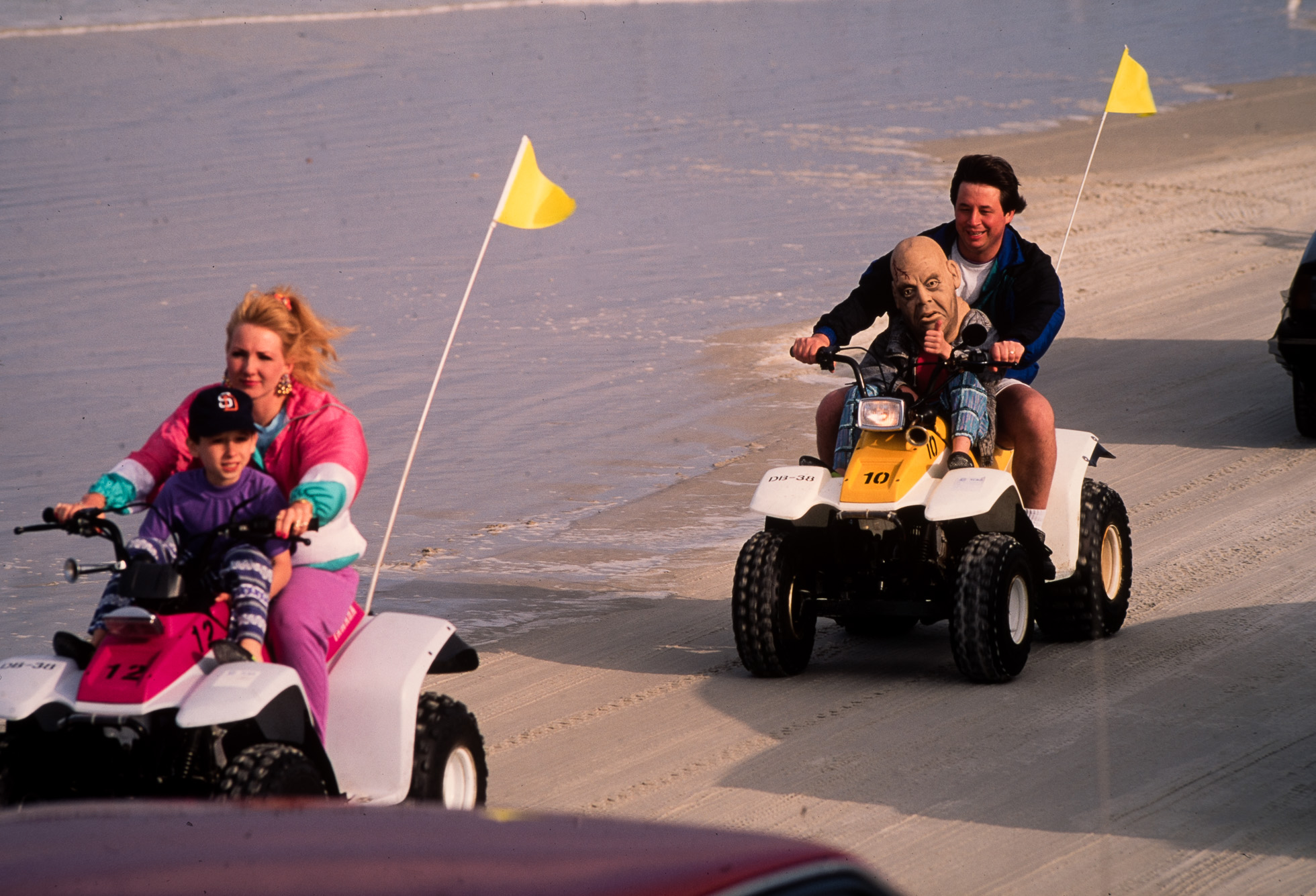 Au moment du "Spring break" les jeunes floridiens s'en donnent à cœur joie. Les véhicules les p^lus anachroniques ont le droit de circuler sur l'immense  plage de Daytona.