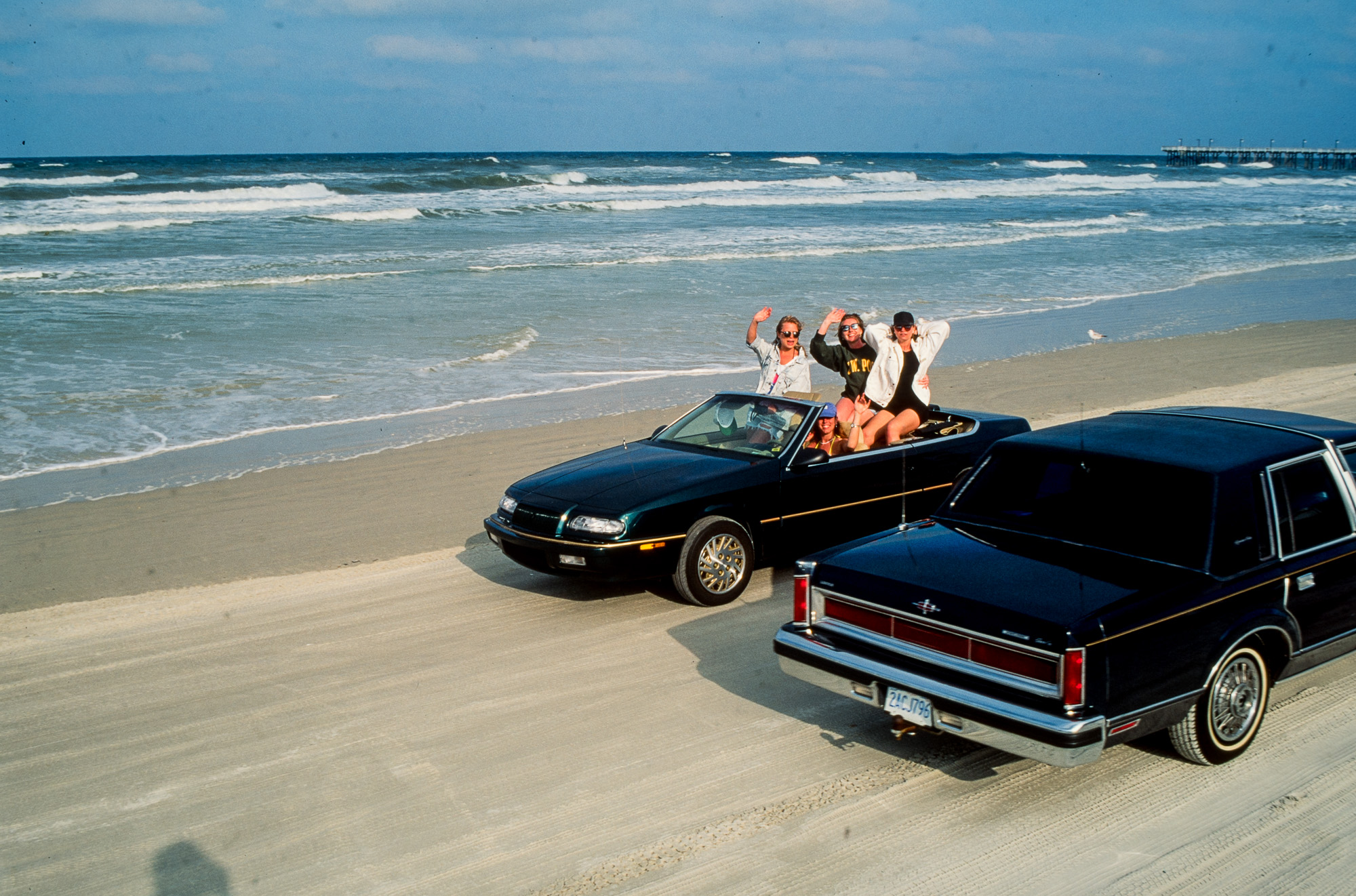 Au moment du "Spring break" les jeunes floridiens s'en donnent à cœur joie. Les véhicules les p^lus anachroniques ont le droit de circuler sur l'immense  plage de Daytona.