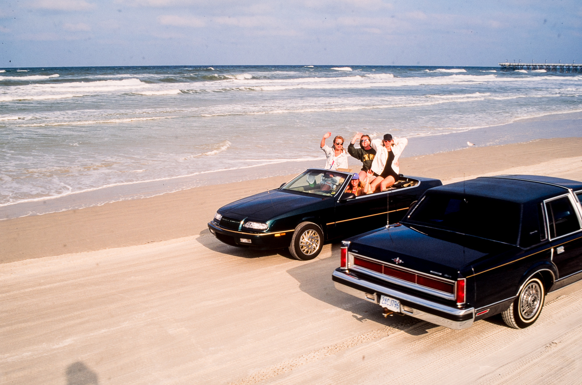 Au moment du "Spring break" les jeunes floridiens s'en donnent à cœur joie. Les véhicules les p^lus anachroniques ont le droit de circuler sur l'immense  plage de Daytona.