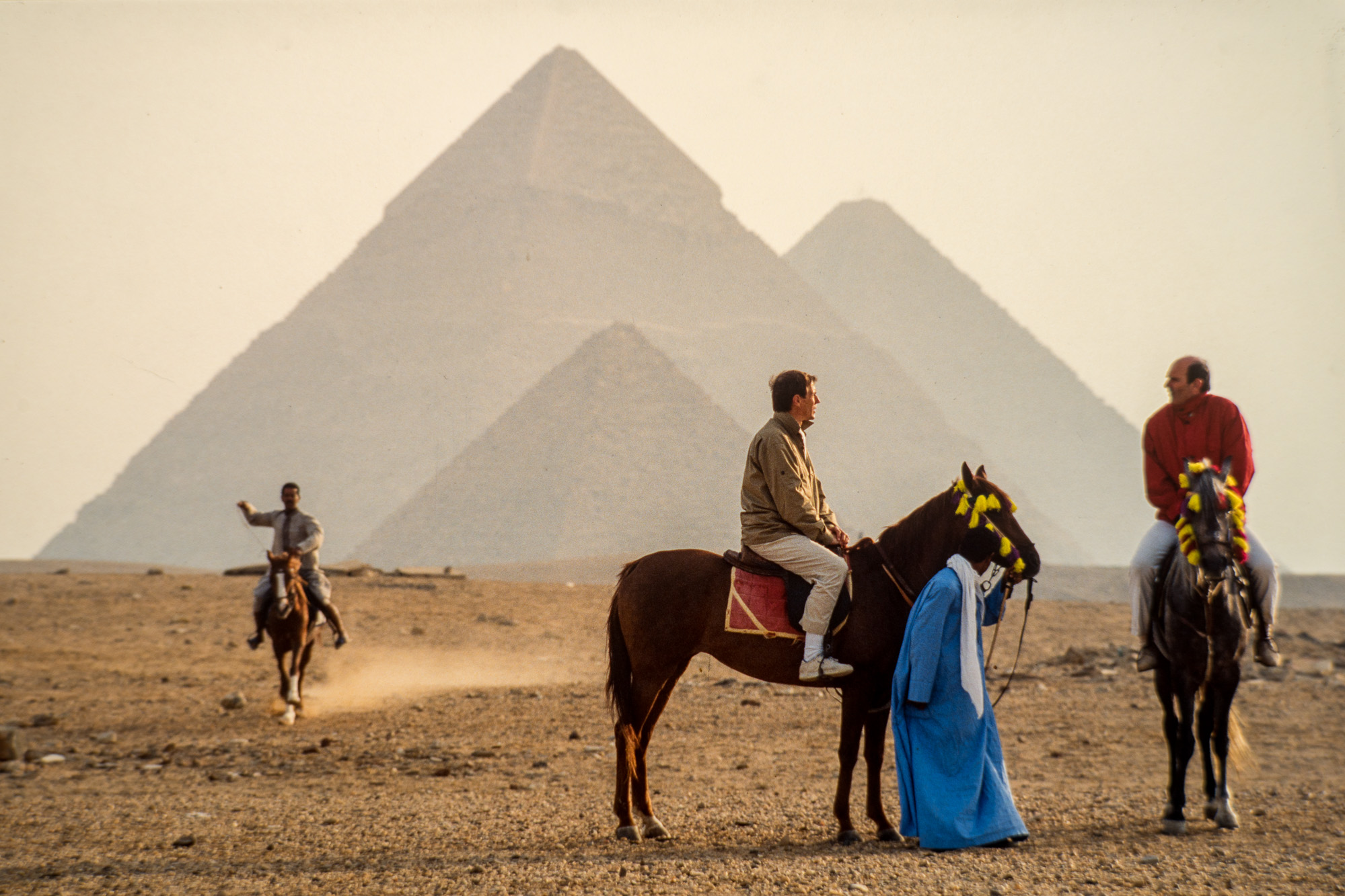 Deux egyptologues amateurs français, ont une nouvelle théorie sur le mystère de la grande Pyramide. Kheop, Kephren et Mykerinos forment le Hep.