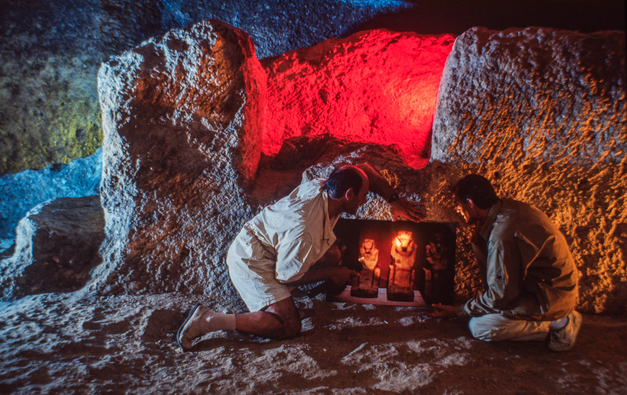 Deux egyptologues amateurs français, ont une nouvelle théorie sur le mystère de la grande Pyramide. La salle souterraine de Kheops en forme du Akhet.