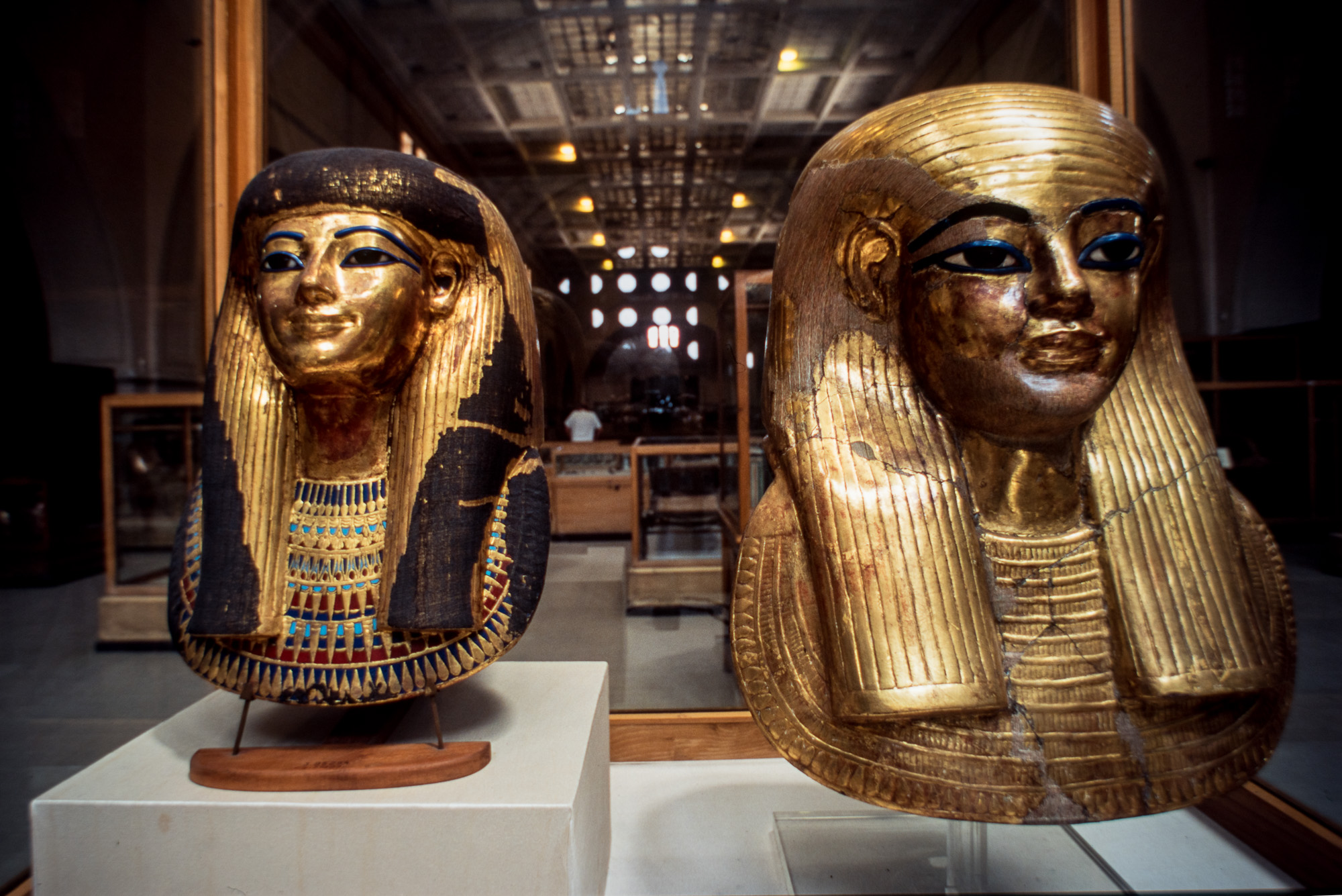 Le Caire, Le grand Musée. Sculptures recouvertes de feuilles d'or.