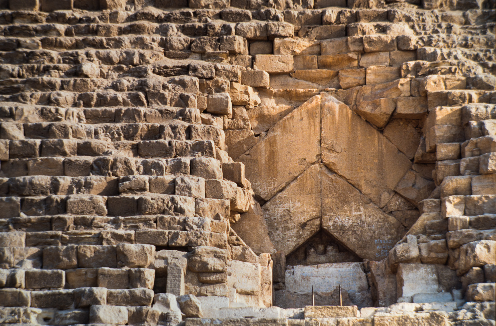 Deux egyptologues amateurs français, ont une nouvelle théorie sur le mystère de la grande Pyramide. Le Hep à l'entrée de la pyramide de Kheops a une forme de chevrons..