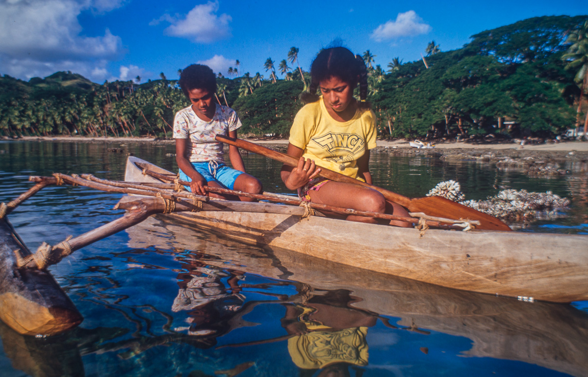 Savu-Savu.Enfants dans une pirogue traditionnelle à balanciers.