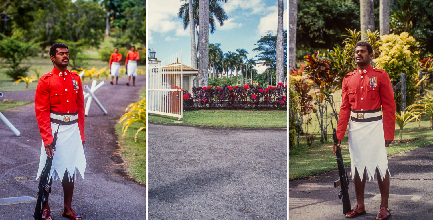 Suva.  Relève de la garde devant le palais du Gouvernement.