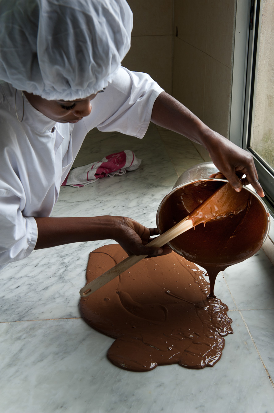 Les Chocolats de Julie. La pâte chaude de chocolat est étalée sur le marbre pour être mise en forme.