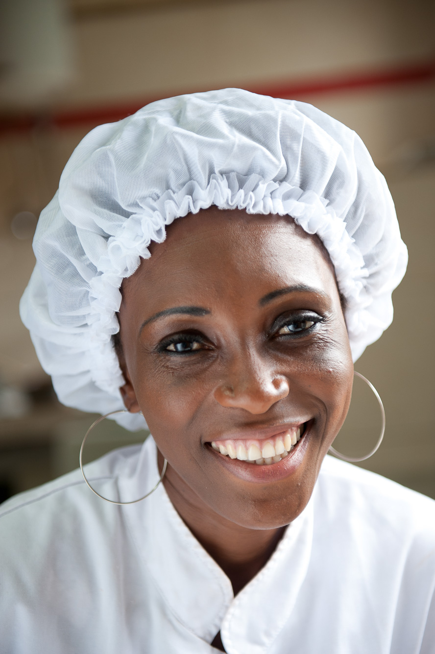 Les Chocolats de Julie. La chocolatière dans son laboratoire.