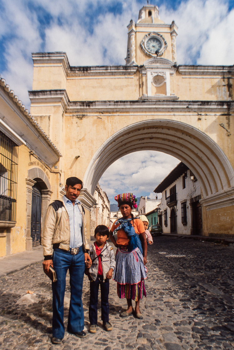 Antigua. Arc de Santa Catarina , une famille indienne.