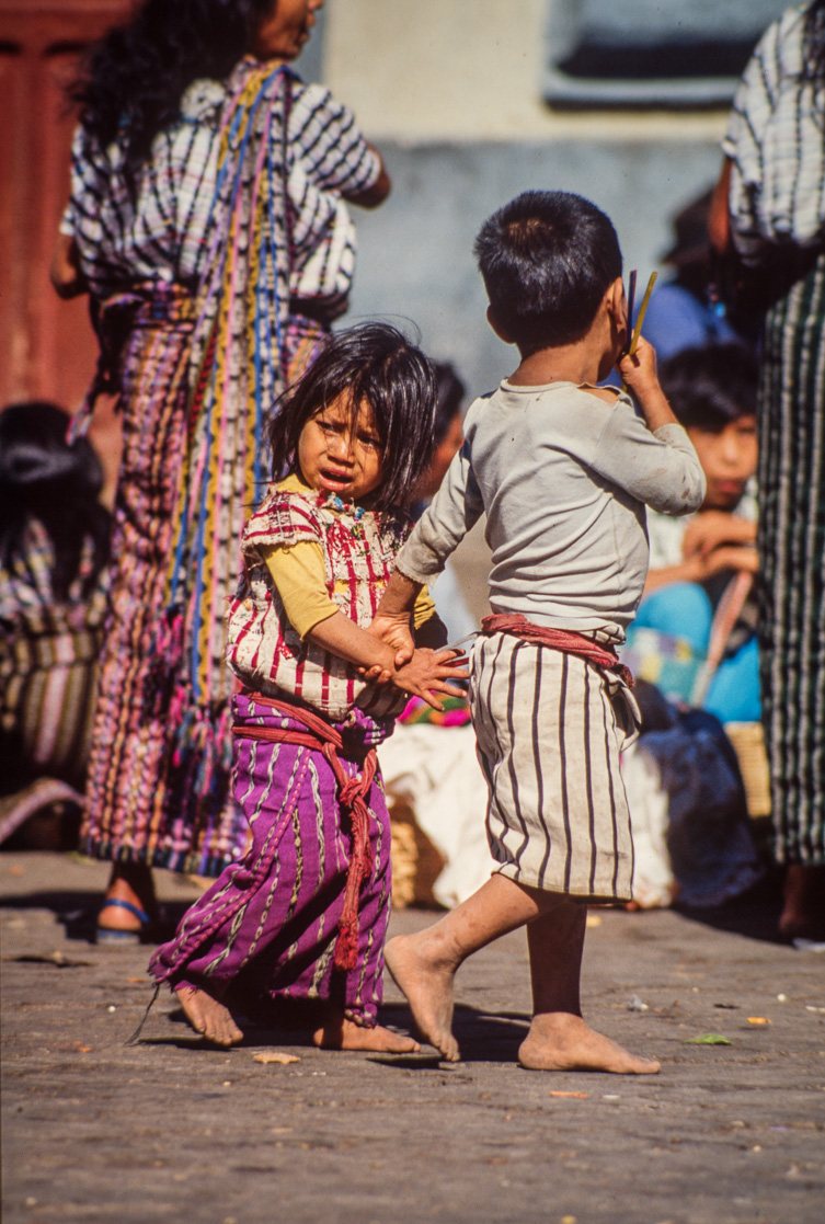 Santiago Atitlan. Enfants trés jeunes en liberté sans surveillance. Le plus grand prend soin de  sa petite sœur.