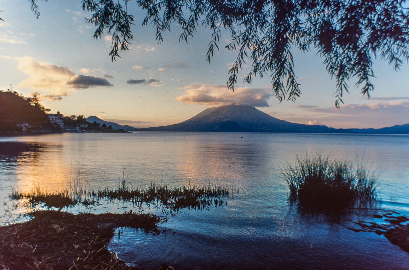 Panajachel. Vue sur le lac Atitlan et les deux volcans.
