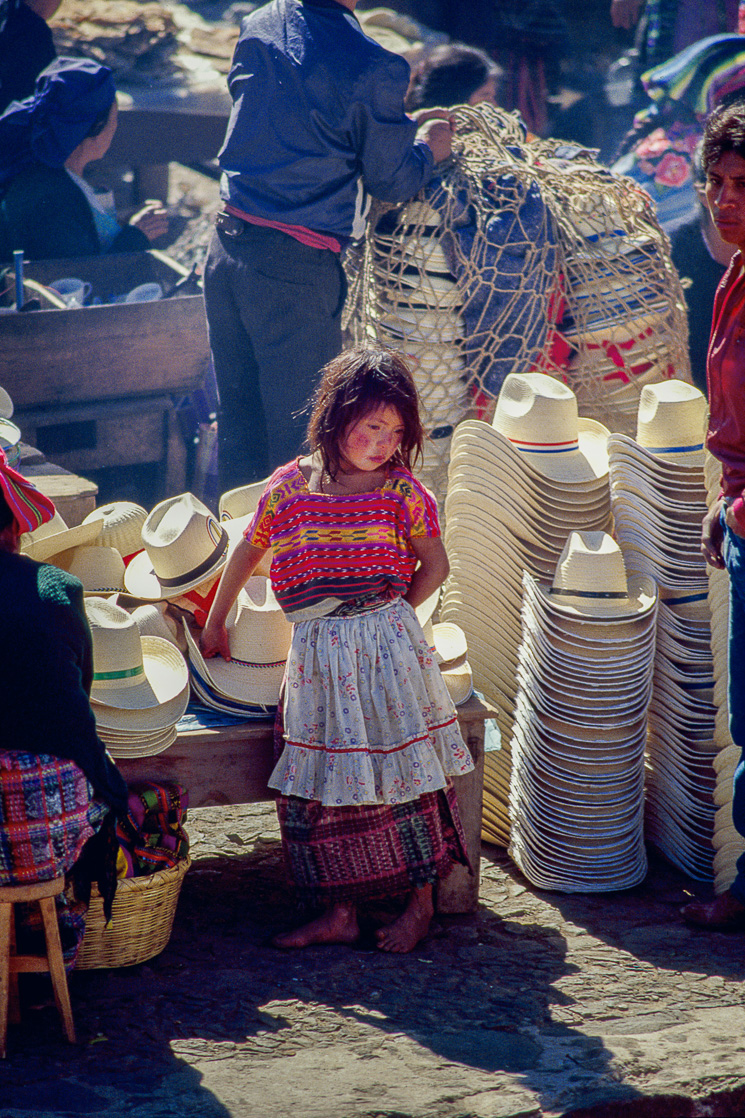 San Francisco El Alto -petite fille aux chapeaux