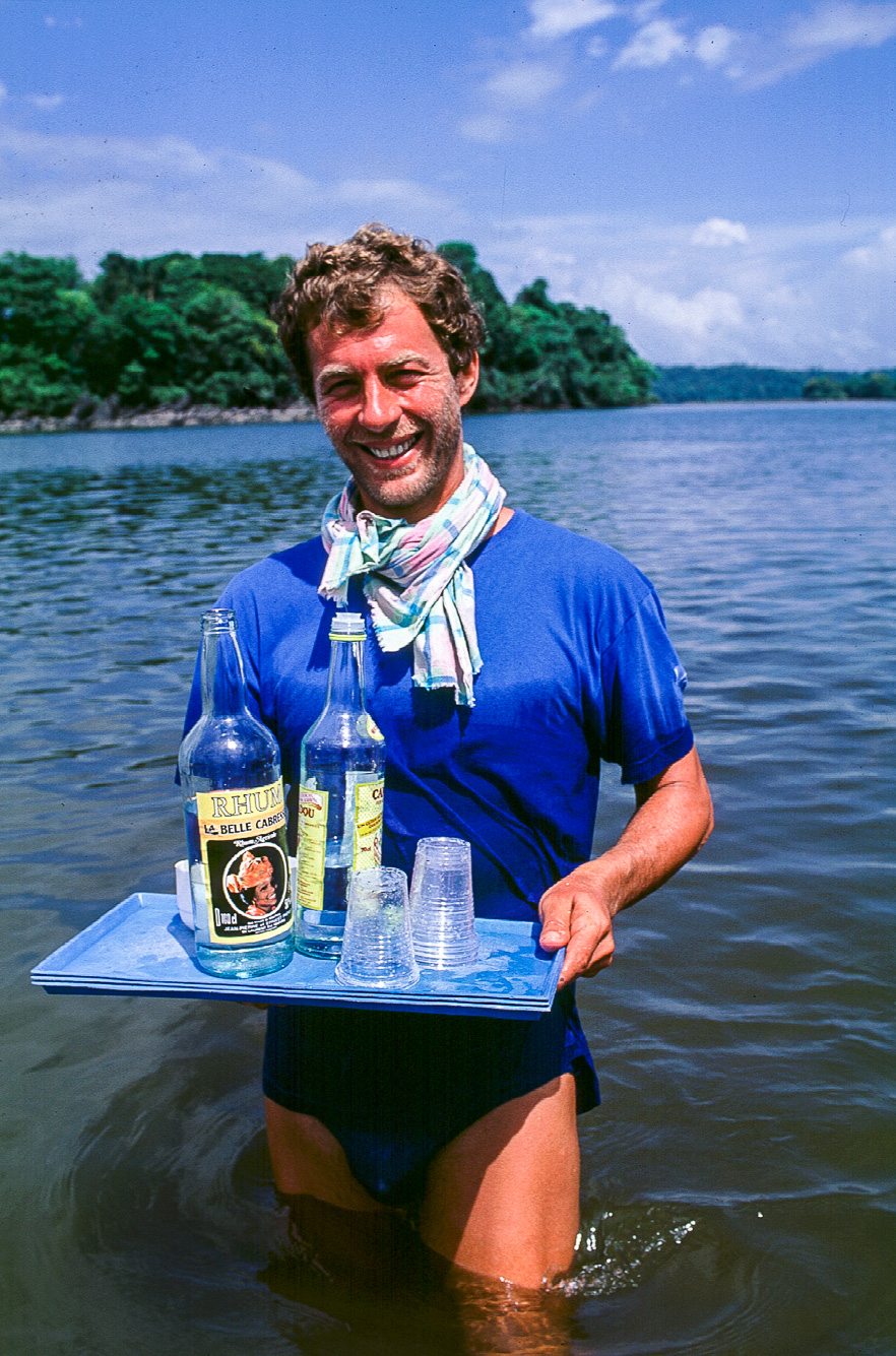 Pause apérifif sur la plage d'une île émergeant du fleuve Maroni.