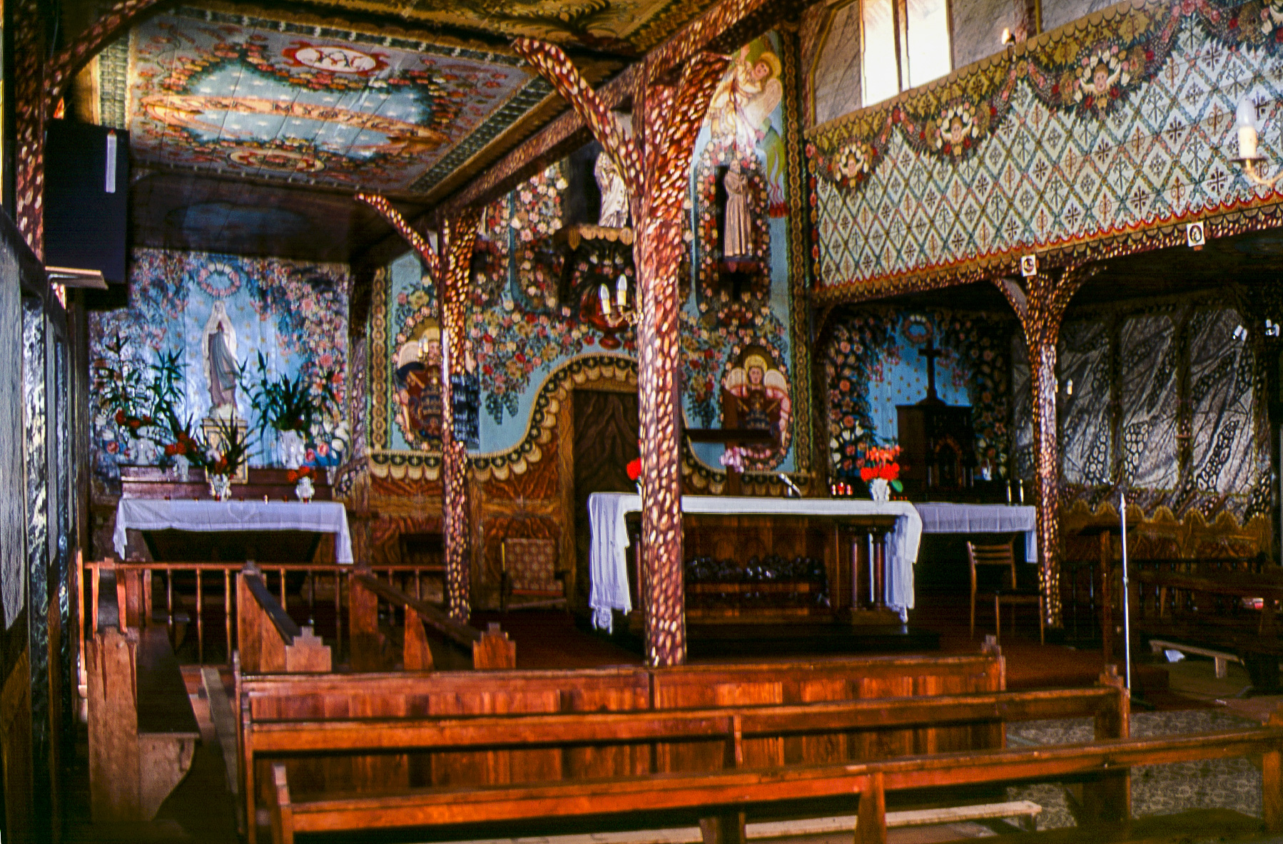 L'intérieur de cette église a été entièrement décoré au pochoir par un bagnard.