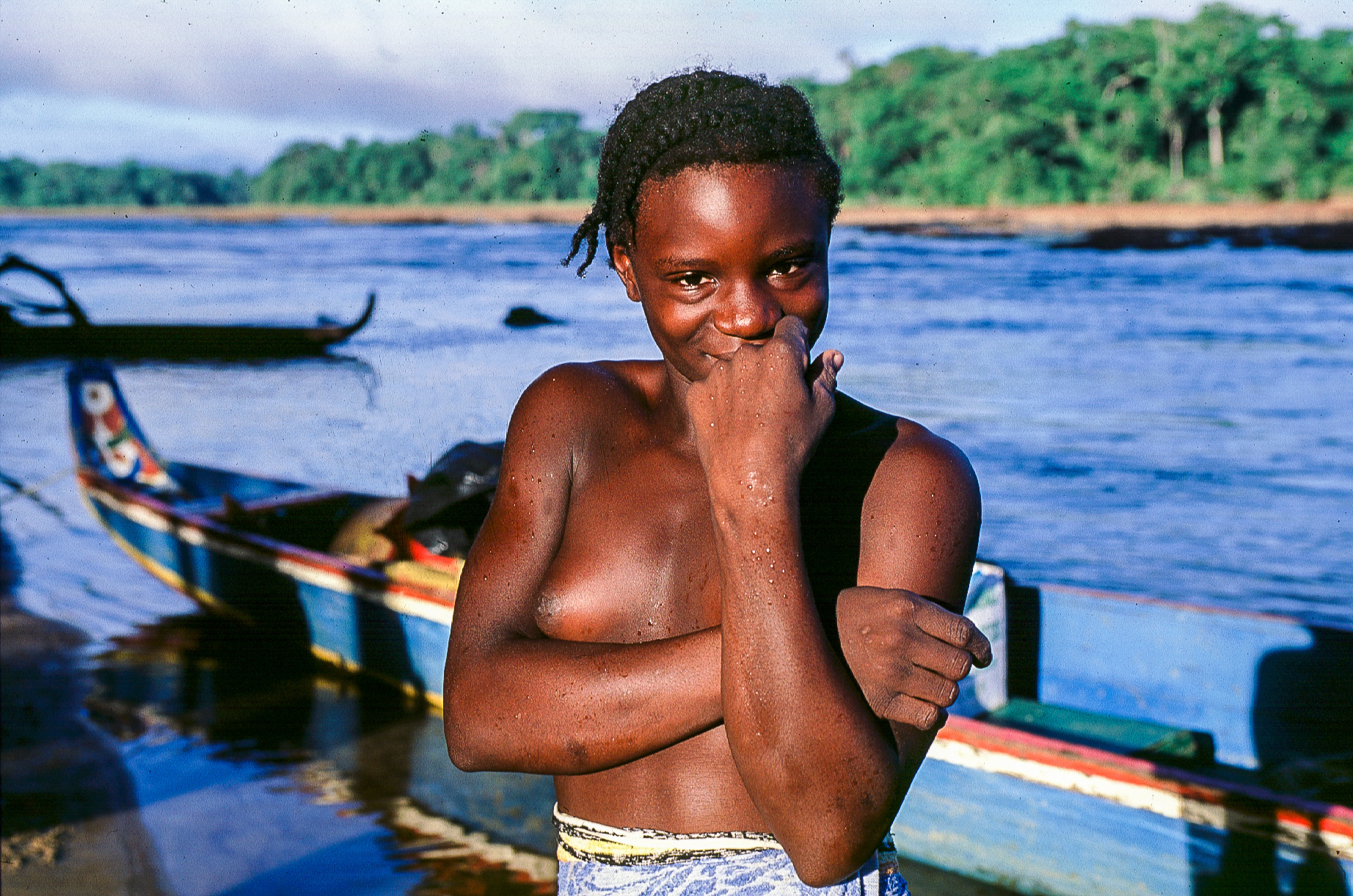 Enfant de réfugiés surinam sur les bords du fleuve Maroni.